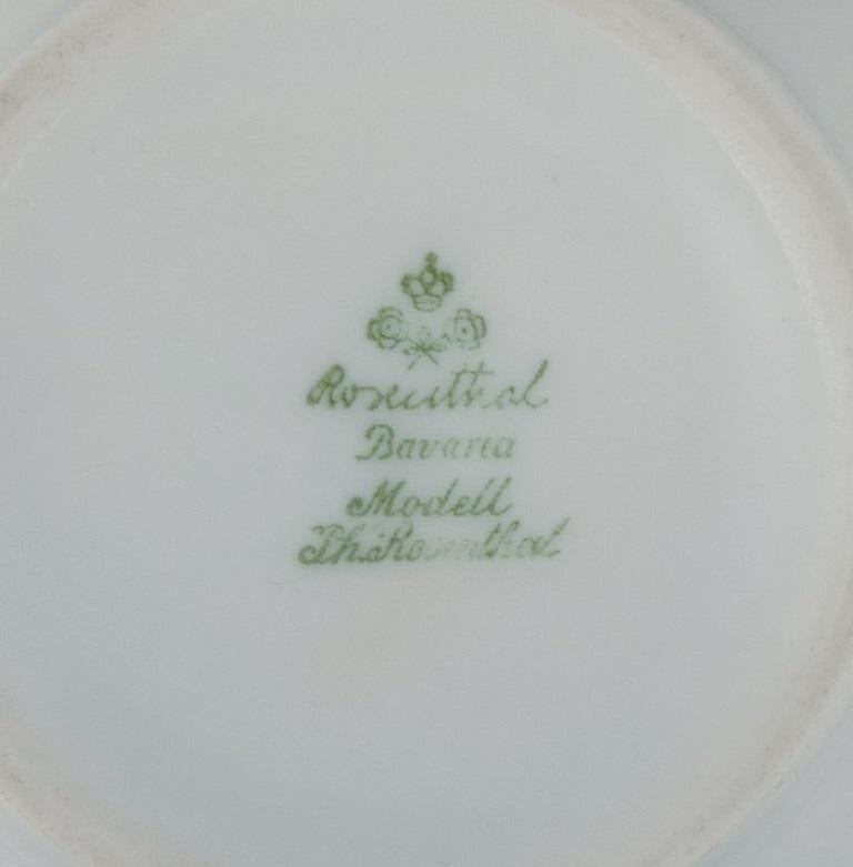 Rosenthal, ein Teeservice aus Porzellan, bestehend aus Teekanne, Milchkännchen und Zuckerschale. (Frühes 20. Jahrhundert) im Angebot