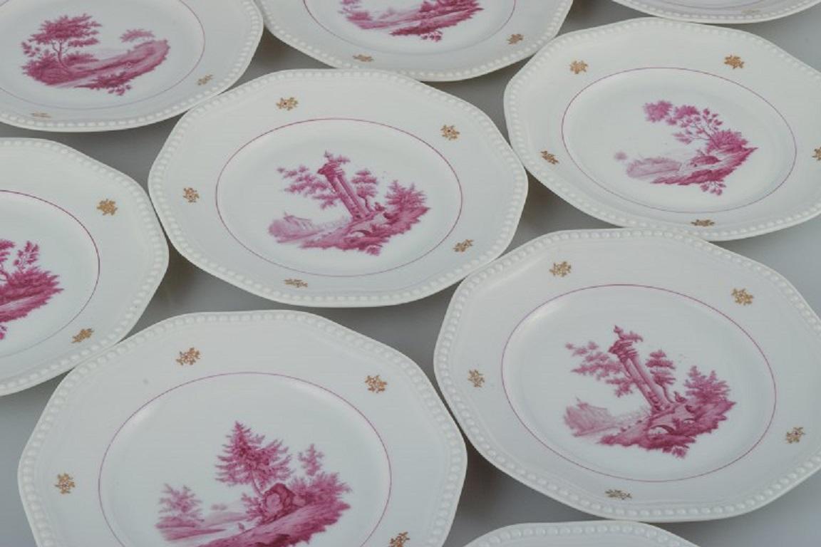 Rosenthal, conjunto de diez platos pintados a mano en color morado con escenas de paisajes.
1920/30s.
Primera calidad de fábrica.
En perfecto estado.
Marcado.
D 20,0 cm.