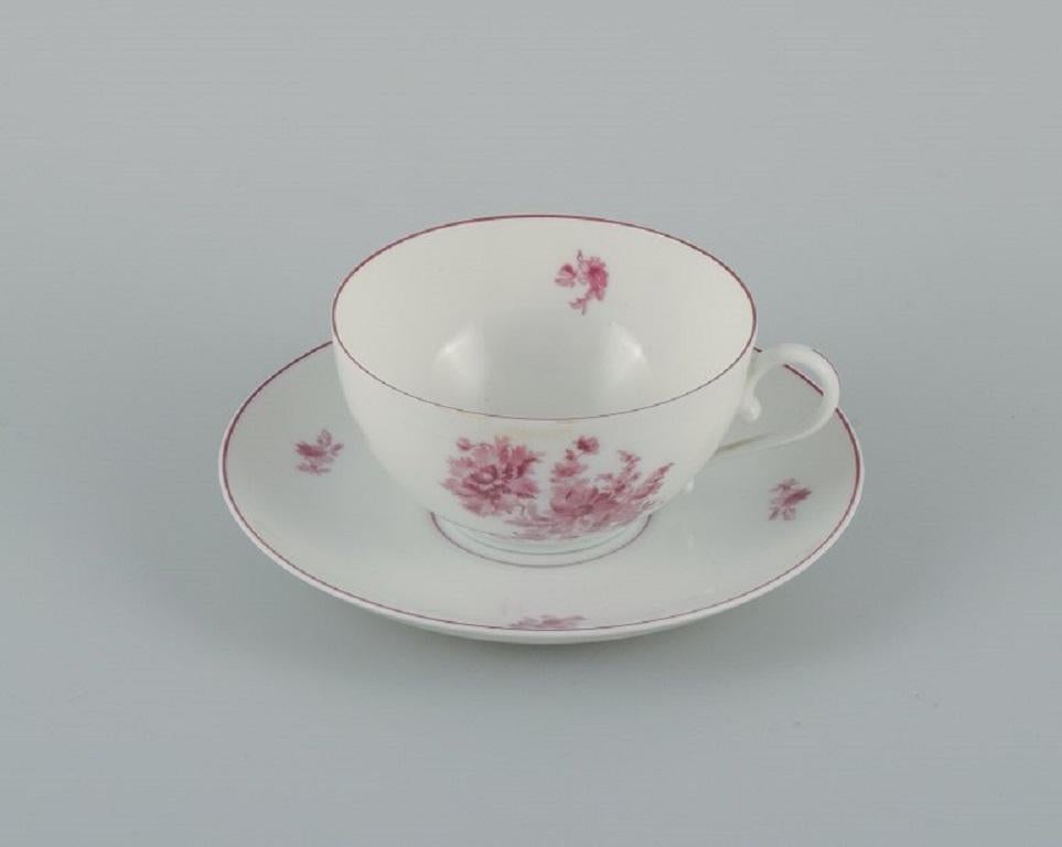 Rosenthal, a tea service for ten people. 
Including ten teacups with matching saucers.
Hand-painted with purple flowers.
1920/30s.
In perfect condition.
First factory quality.
Cup D 10.5 (without handle) H 5.5 cm.
