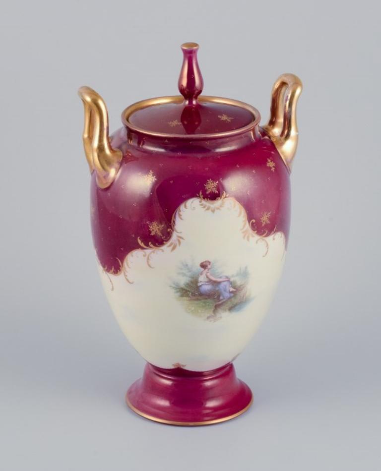 Rosenthal und Wien. Frühe Porzellanvase mit Deckel und zwei Henkeln.
Klassische Form. Handbemalt in der Porzellanfabrik in Wien.
Goldverzierung. Burgunderfarben.
Frühe 1900er Jahre.
Markiert.
Perfekter Zustand.
Abmessungen: Durchmesser 19,0 cm x