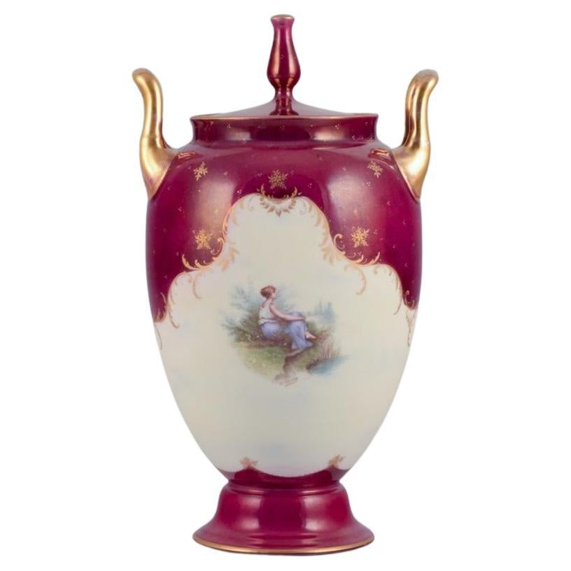 Rosenthal und Wien. Frühe Porzellanvase mit Deckel und zwei Henkeln. Klassische Form.  im Angebot