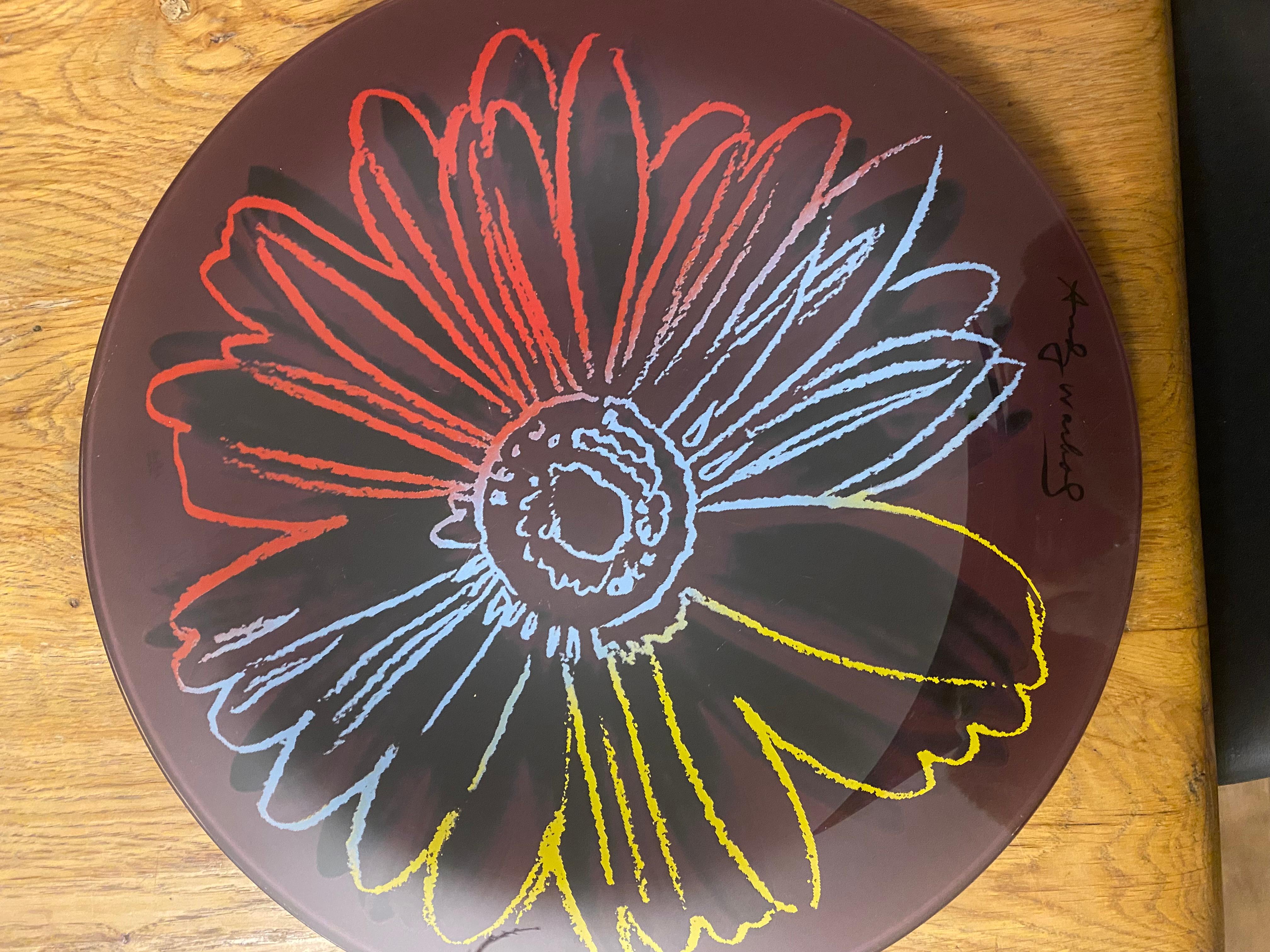 Plato de cristal Rosenthal Studio-Line Daisy.
Andy Warhol, posiblemente el mayor artista de arte pop de nuestro tiempo.
La carpeta de estampas Flores fue creada por Warhol tras su exitosa exposición individual Pinturas de flores en Nueva York, 1964.