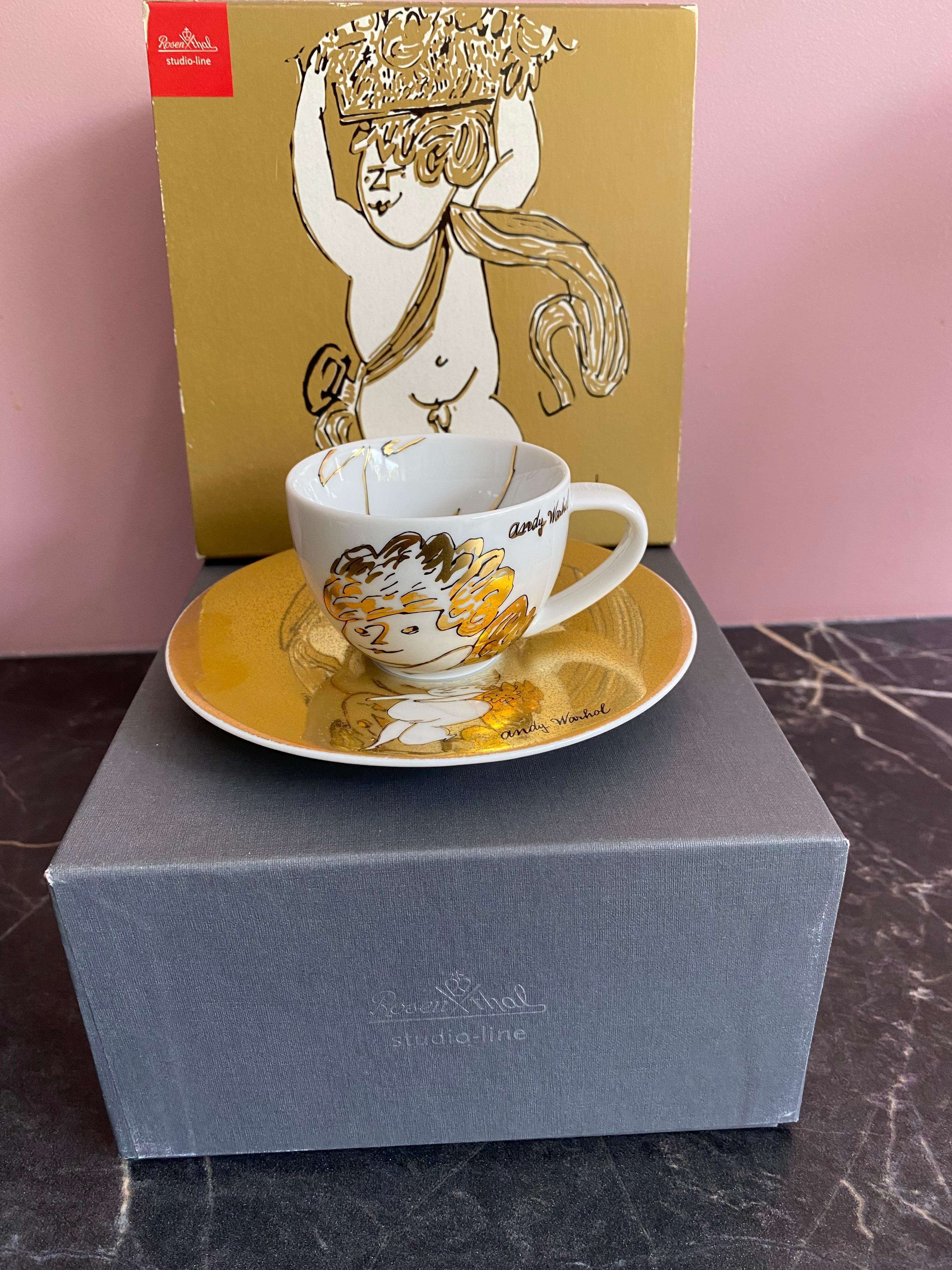 Rosenthal Studio-Line Andy Warhol Weihnachten goldenen Engeln Espressotasse mit Untertasse. Andy Warhol, der wohl größte Pop-Art-Künstler unserer Zeit, liebte Weihnachten und war dafür bekannt, dass er seinen Freunden Bilder von Amoretten schenkte.