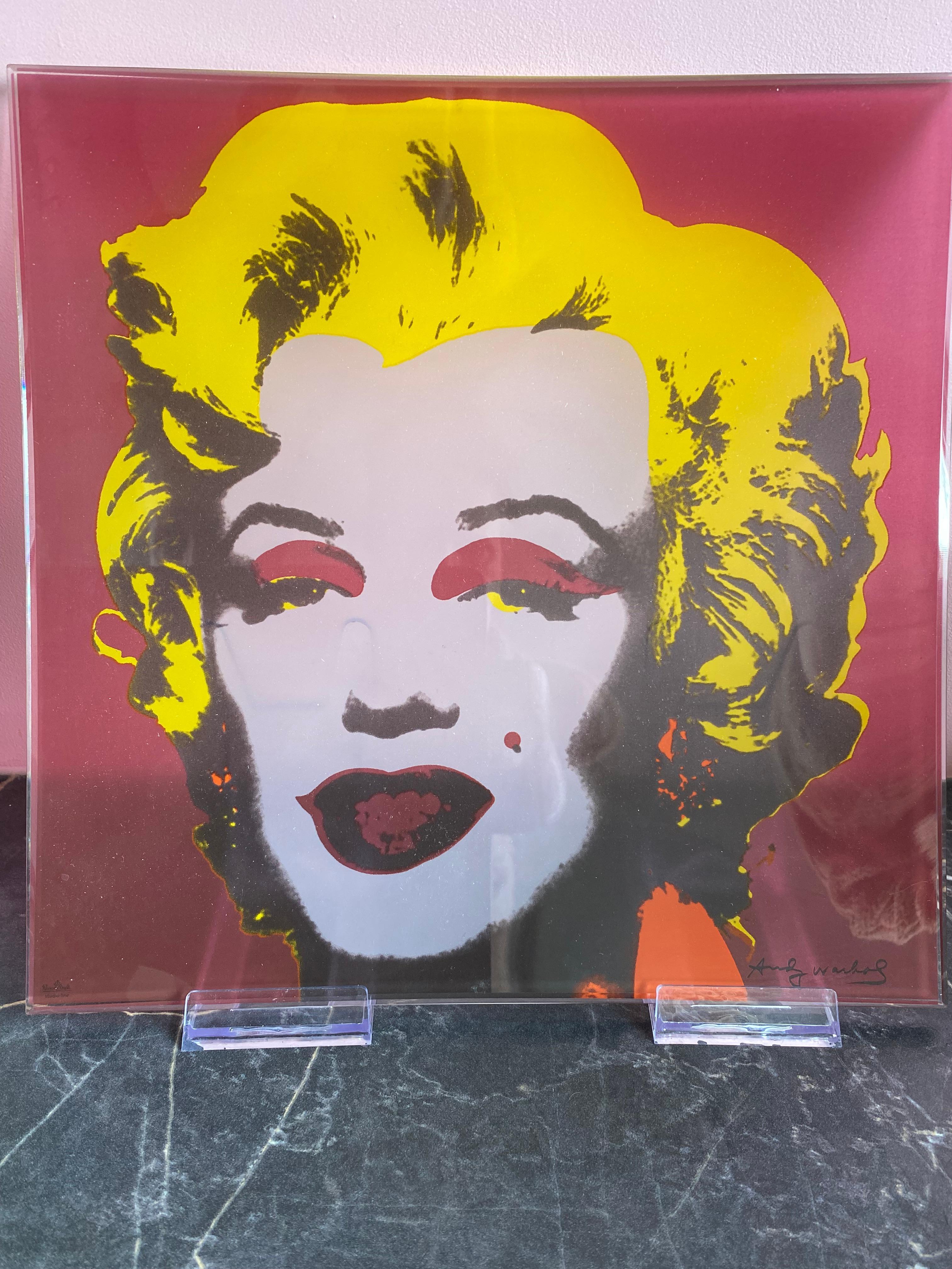 Piastra di vetro Rosenthal, con  Marilyn Monroe di 
Andy Warhol, probabilmente il più grande artista della pop art del nostro tempo.

Creatore: Rosenthal Andy Warhol.
Marchio Rosenthal: a sinistra in basso
Marchio Andy Warhol: a destra, anche in
