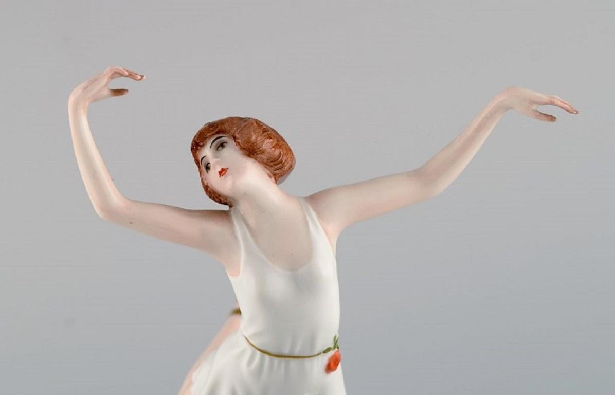Figurine en porcelaine Art déco de Rosenthal. Ballerine. 1930s.
Dimensions : 23,5 x 11,5 cm : 23,5 x 11,5 cm.
En parfait état.
Estampillé.