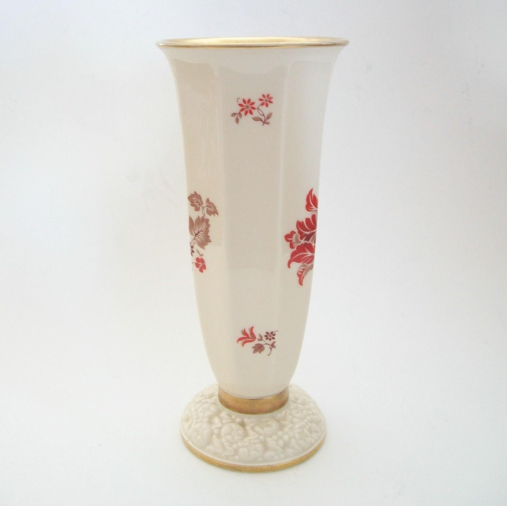 Allemand ROSENTHAL - Vase trompette en porcelaine Art Déco avec fleurs et dorure - vers 1933 en vente