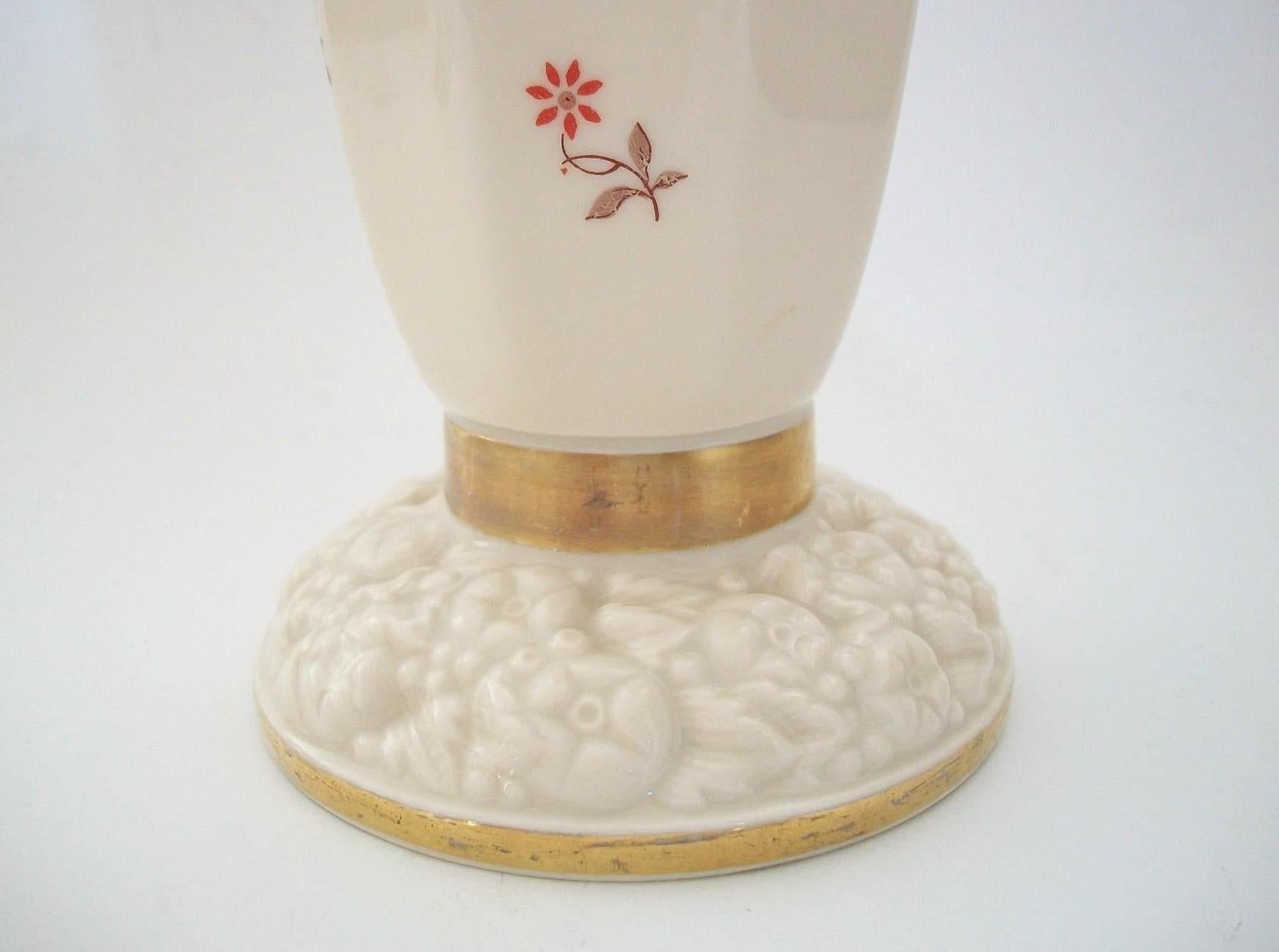 Vernissé ROSENTHAL - Vase trompette en porcelaine Art Déco avec fleurs et dorure - vers 1933 en vente