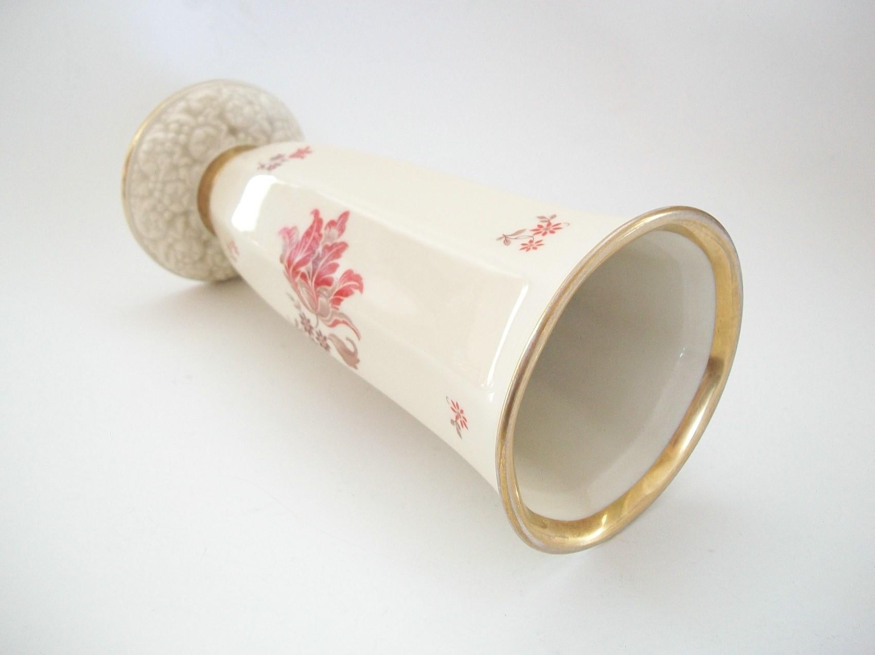 ROSENTHAL - Vase trompette en porcelaine Art Déco avec fleurs et dorure - vers 1933 Bon état - En vente à Chatham, ON