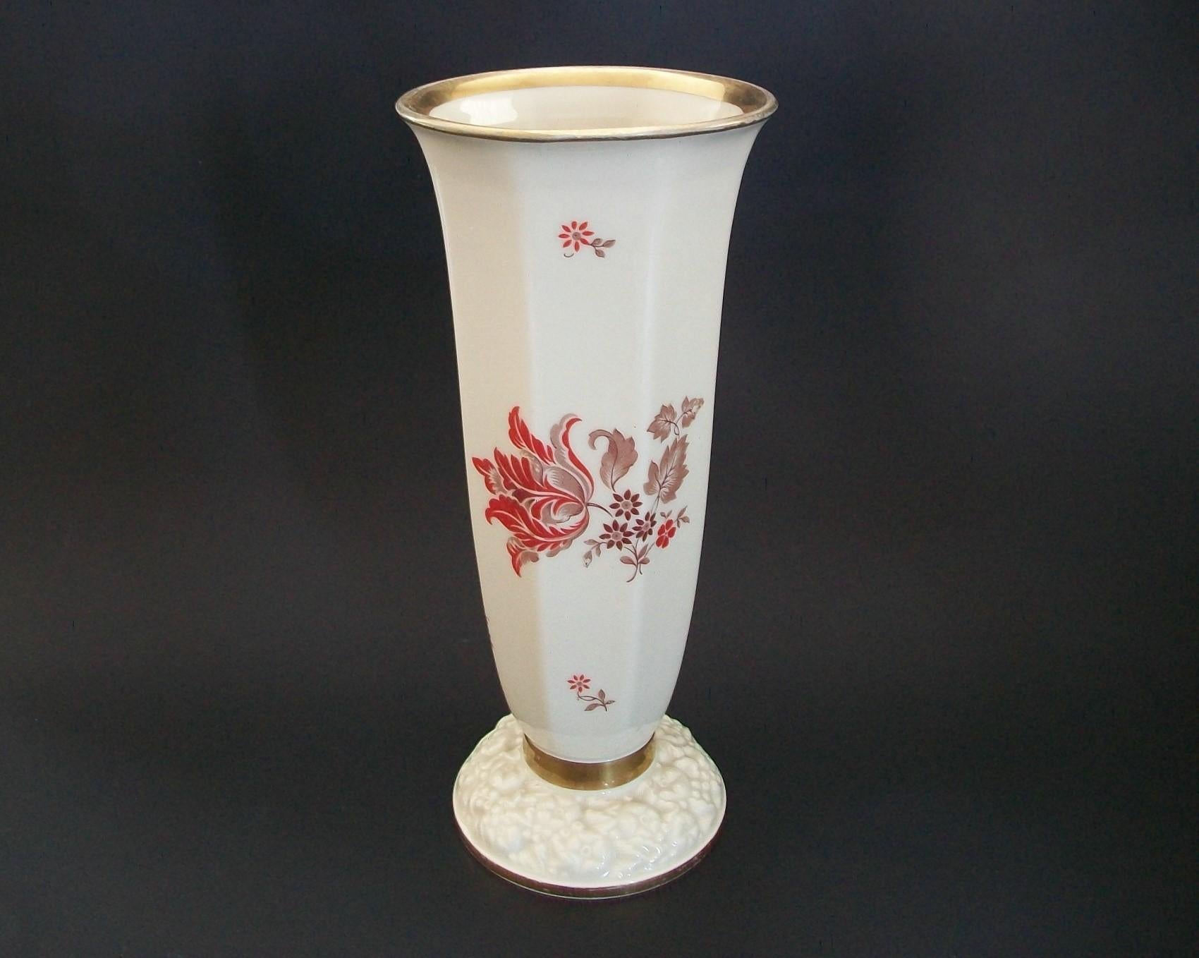 Porcelaine ROSENTHAL - Vase trompette en porcelaine Art Déco avec fleurs et dorure - vers 1933 en vente