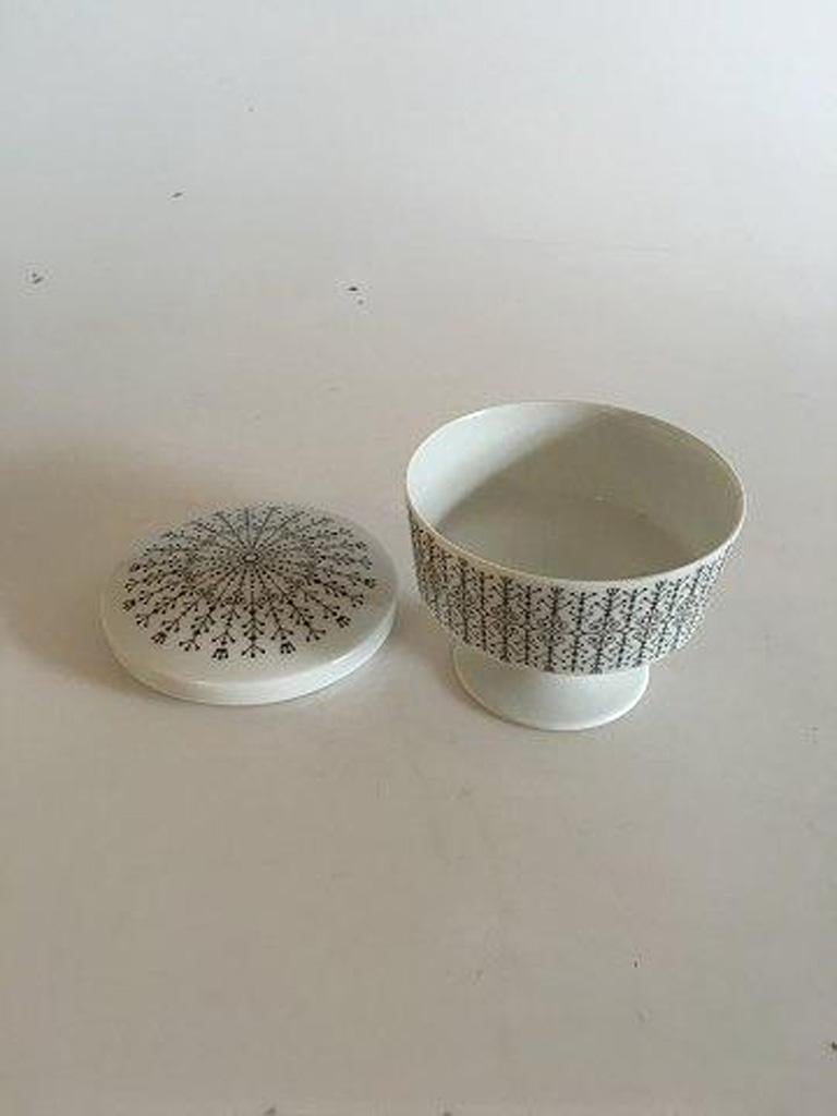 Rosenthal Bjorn Wiinblad designed sugar bowl on foot. White with grey pattern. 

Measure: 8.5 x 10 cm.
 