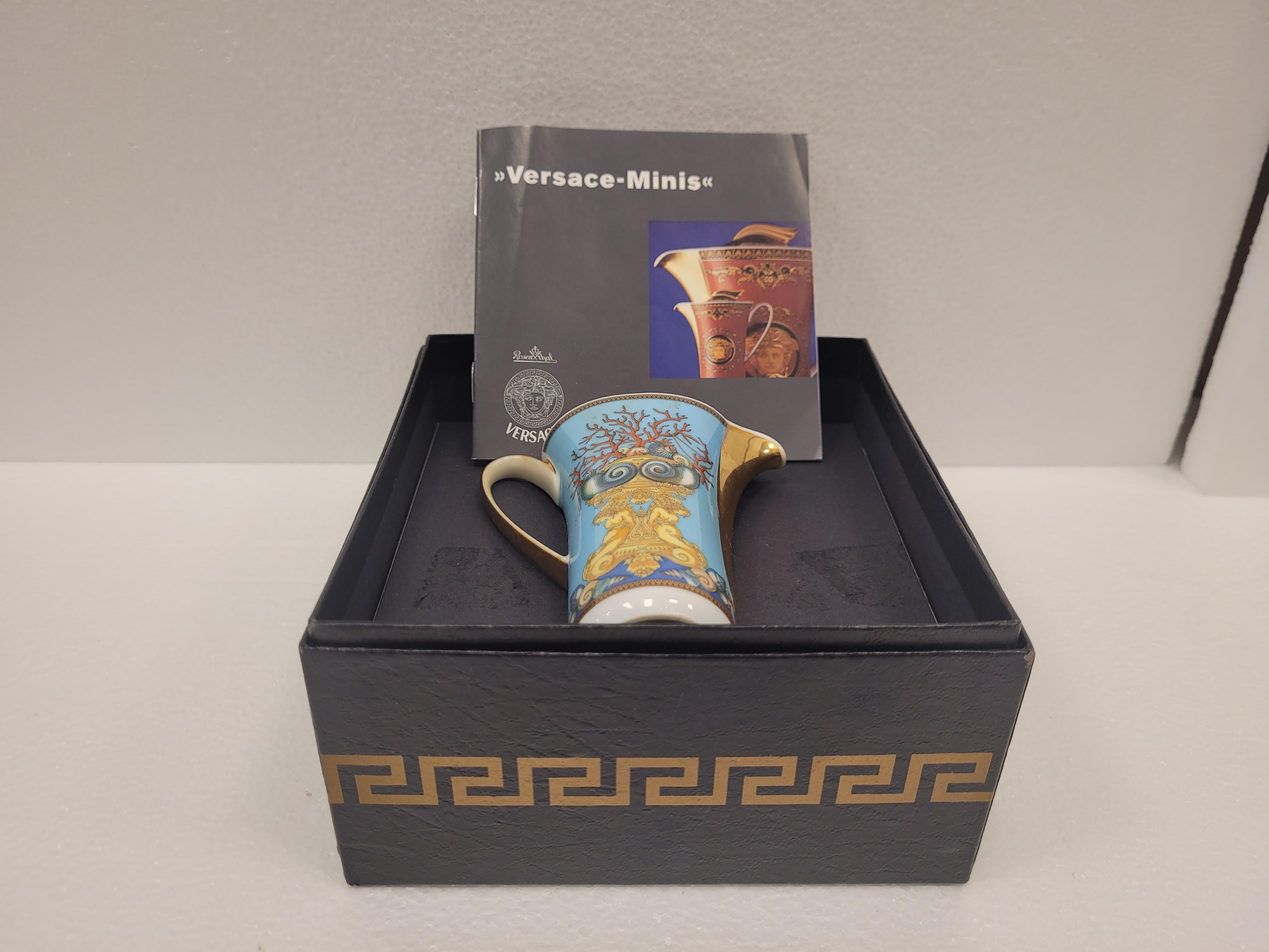 Gorgeous Porcelain jug designed by Versace for Rosenthal, with baroque motifs of gorgonians and nautilus typical of Versace in blue and gold. In its original box and perfect condition for its age and use.
a beautiful collector's piece designed by