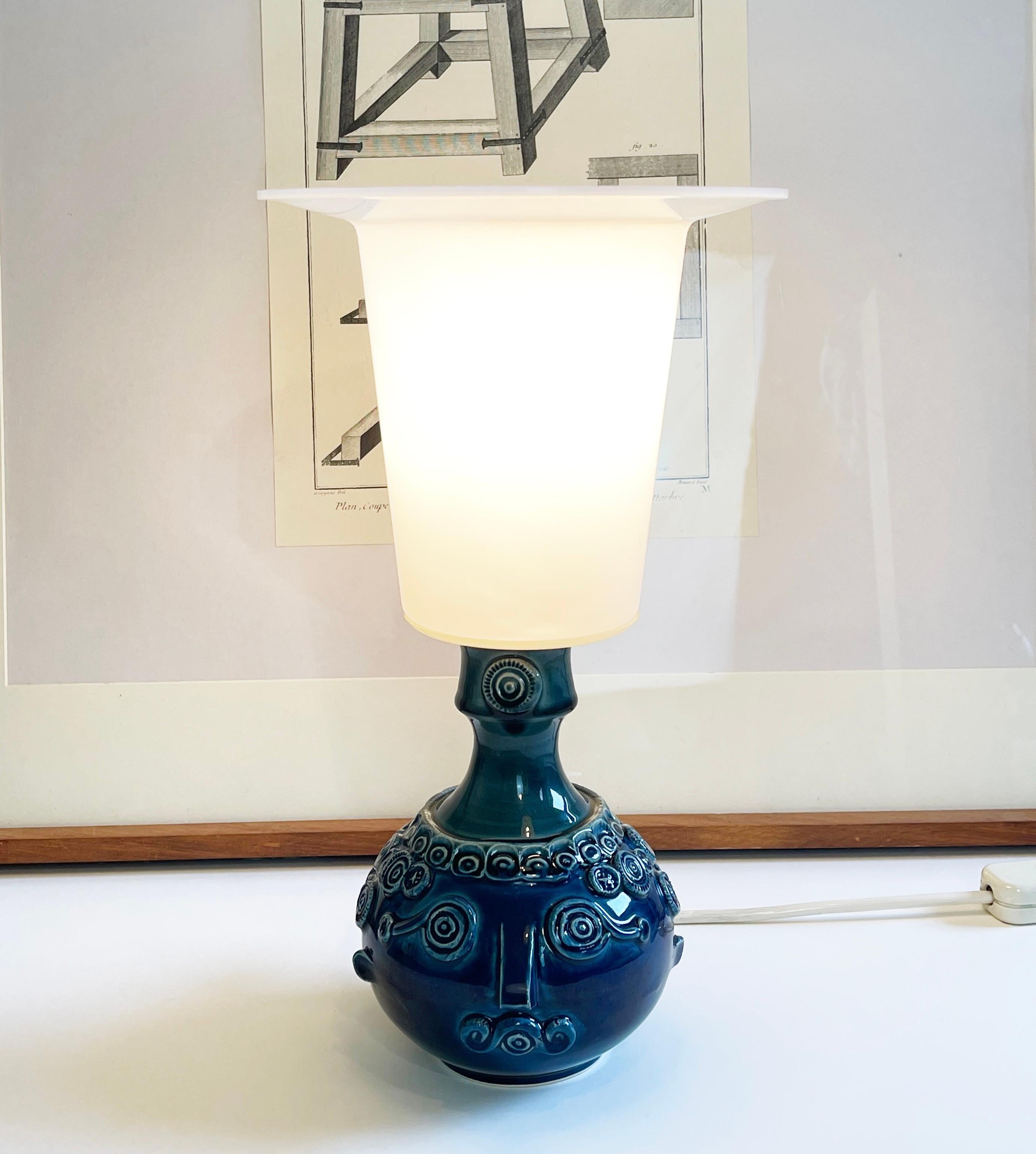 Plastique Lampe de table en céramique bleue Rosenthal par Bjørn Wiinblad Studio A, années 1960 en vente