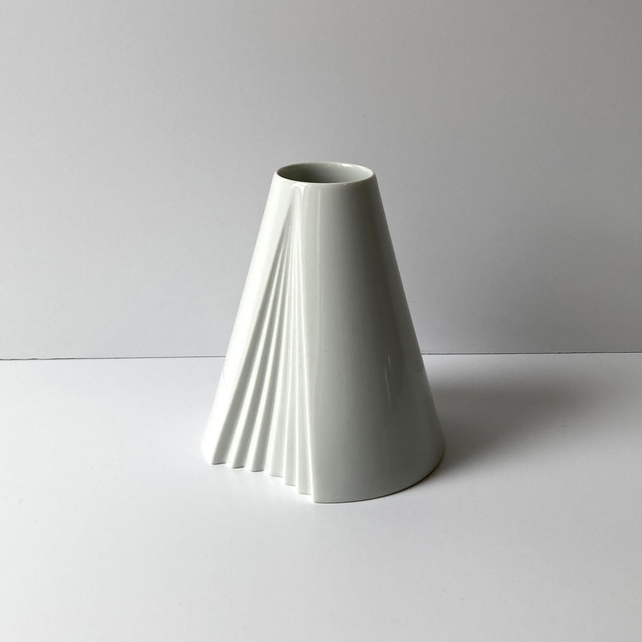 Rosenthal by Ambrogio Pozzi White Rounded Plisse Porcelain Vase, Postmodern In Good Condition For Sale In New York, NY
