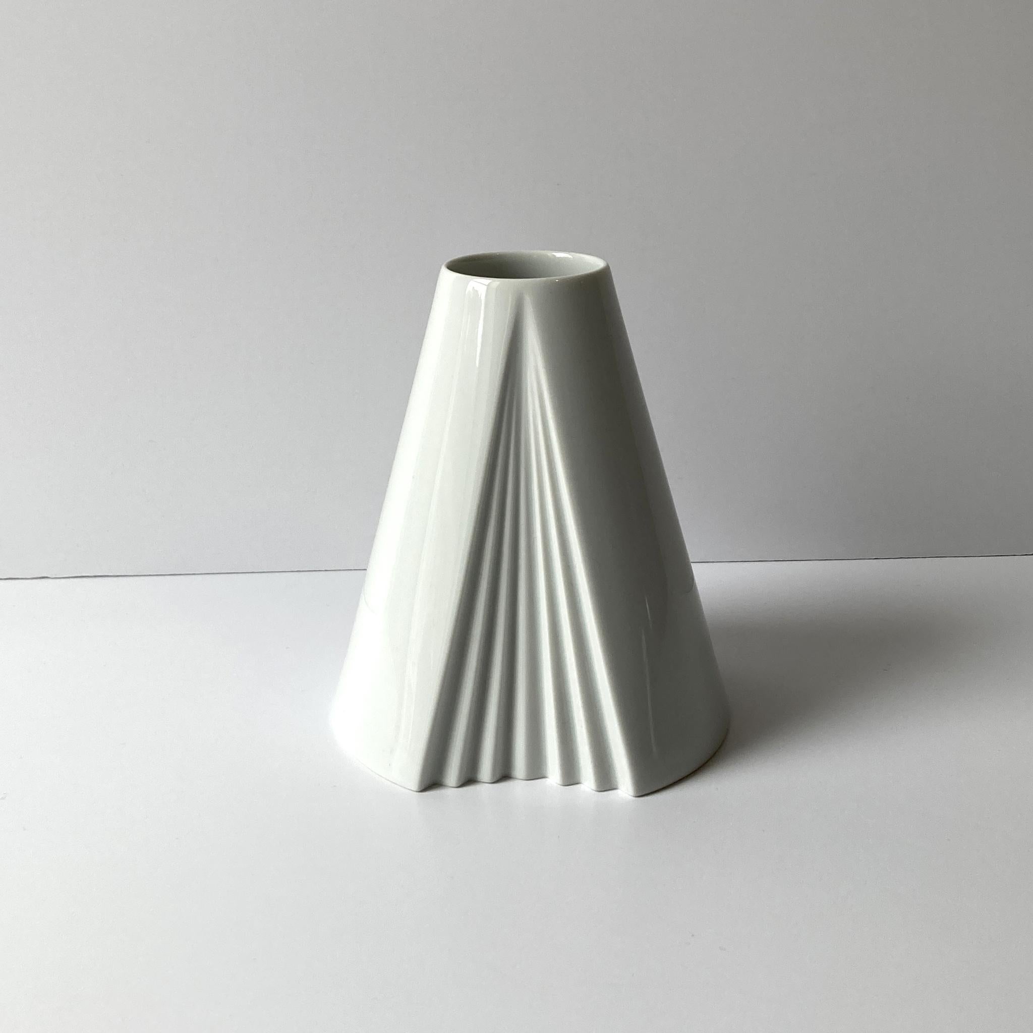 Mid-Century moderno Rosenthal by Ambrogio Pozzi Vaso in porcellana Plisse arrotondato bianco, postmoderno in vendita
