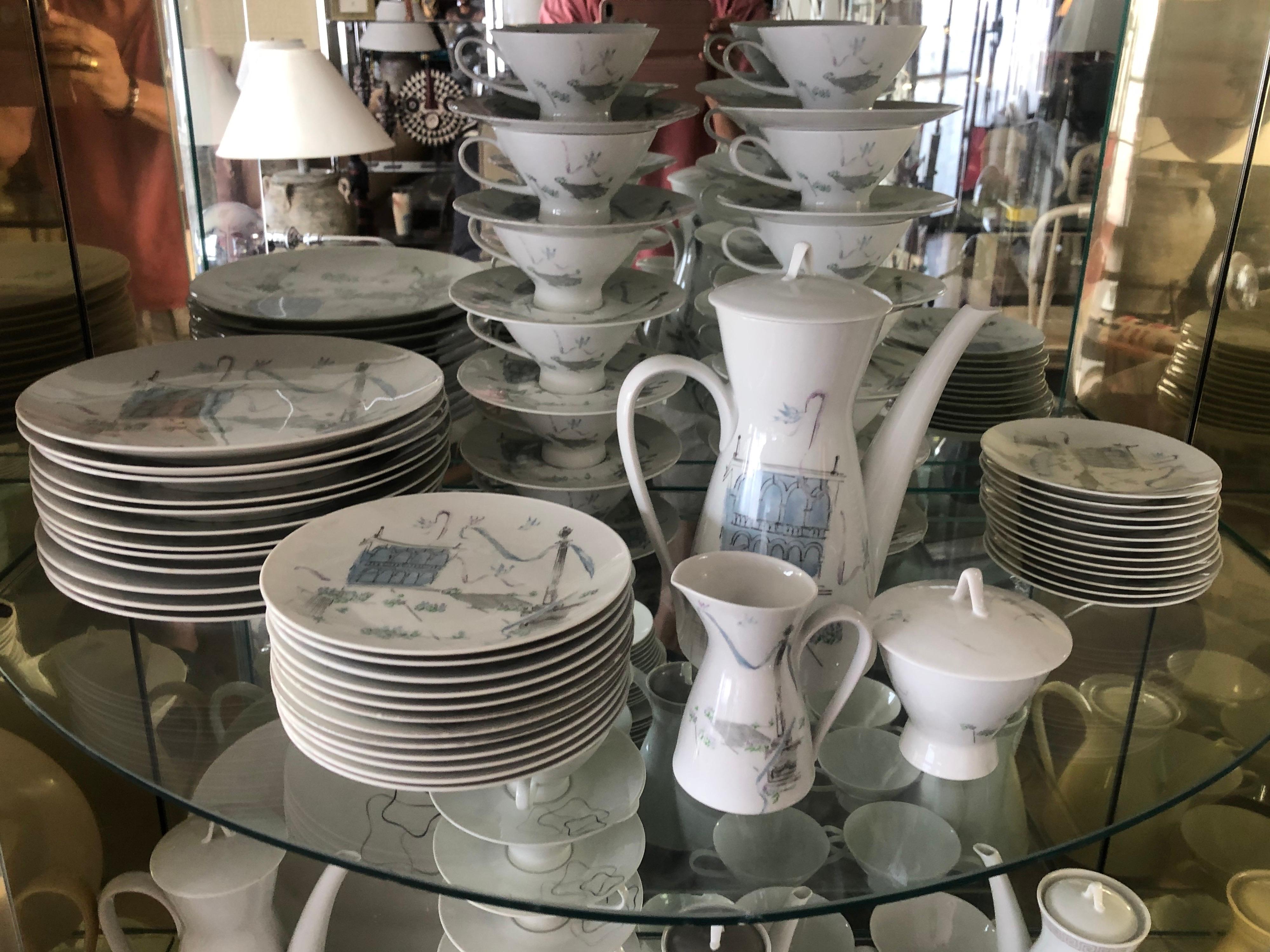 Questo set di porcellane Rosenthal per 12 persone è stato progettato dall'iconico designer di metà secolo Raymond Lowey. Ottenere un set altamente desiderabile e da collezione in queste condizioni è estremamente raro. È considerato uno dei suoi