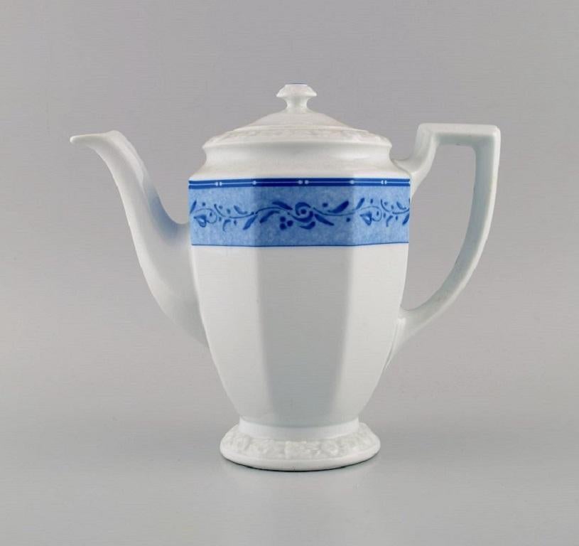 Rosenthal Classic coffee service for 10 people in porcelain with blue ribbon and flower decoration. 
Mid-20th century.
Consisting of 10 coffee cups with saucers, 10 plates, sugar / cream set and coffee pot.
The coffee pot measures: 23 x 19.5