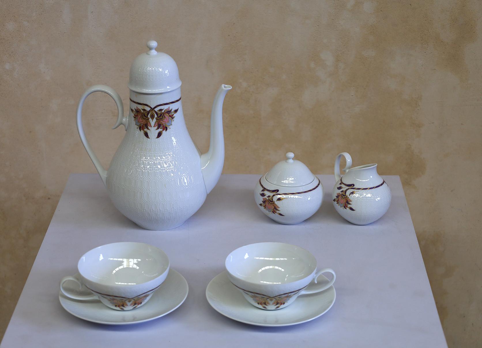 This is a Tea/Coffee Rosenthal Classic Rose set for 11 people. Perfect condition. Never used with original stamps and tags.
Set consist of:

Coffee Pot 27 cms H x 16 cms D
Sugar bowl 12 cms D x 10 cms H
Cream bowl 10 cms D x 10 cms H
Cup 6 cms
