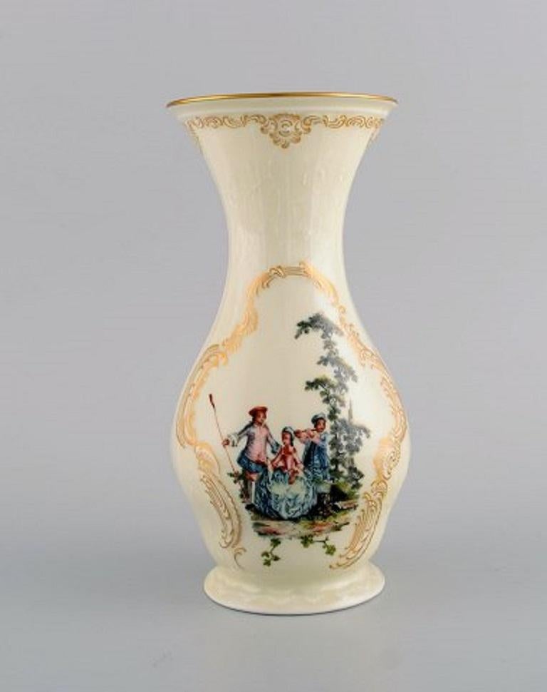 Rosenthal Classic rose. Vase and butter tray in hand painted porcelain with romantic scenes and gold decoration. Mid-20th century.
The vase measures: 20 x 10.5 cm.
Lidded tray measures: 19 x 7.5 cm.
In excellent condition.
Stamped.