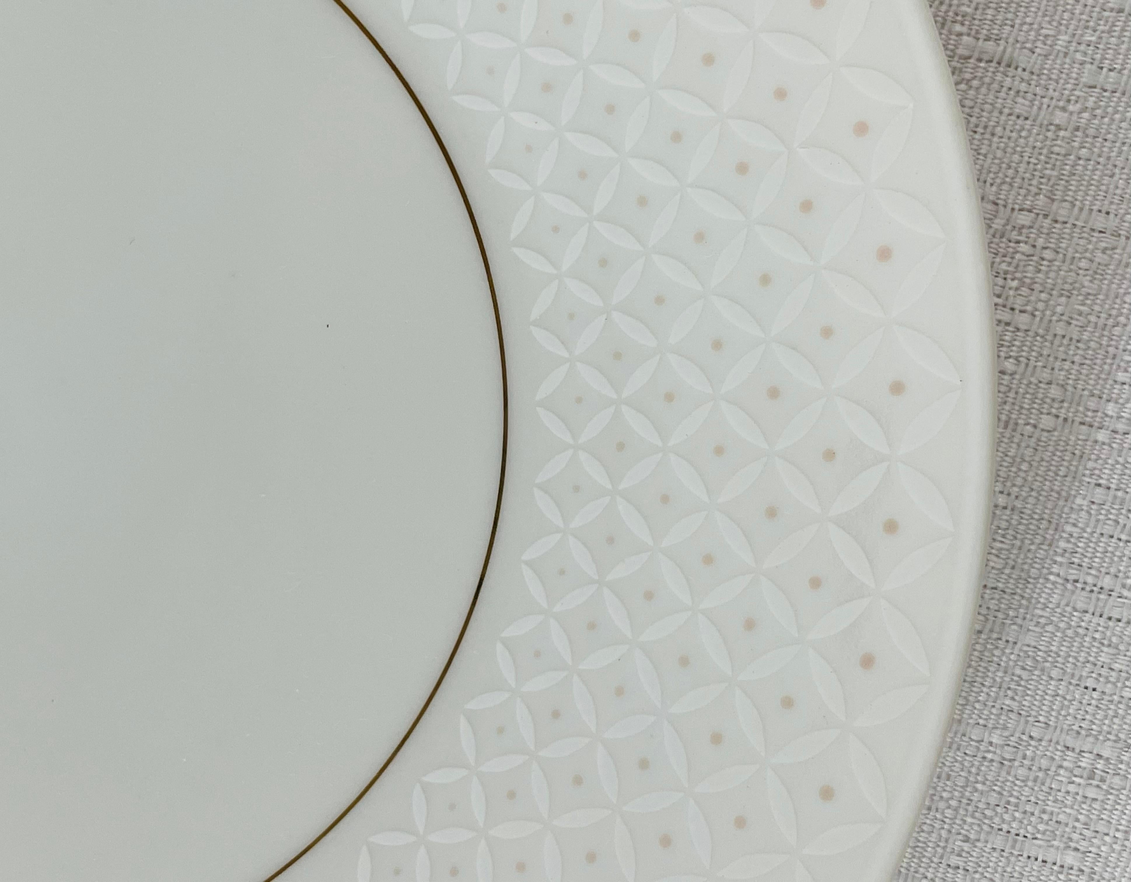 Rosenthal Continental Crown Jewel China Dining Set, 34 Pieces In Good Condition In Plainview, NY