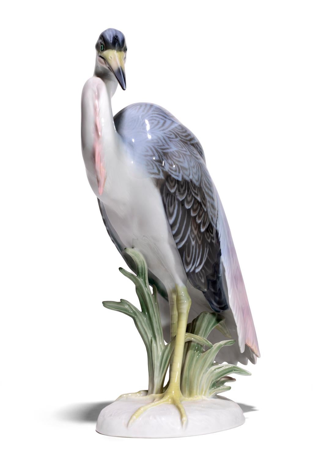 Das exquisite Rosenthal Heron Crane Porzellan im Vintage-Stil ist sorgfältig von Hand in Rosa, Lavendel, Grau und Grün bemalt und hat einen zarten Touch. Seine Pose ist von Würde und Autorität geprägt, und er scheint innezuhalten, während er sich
