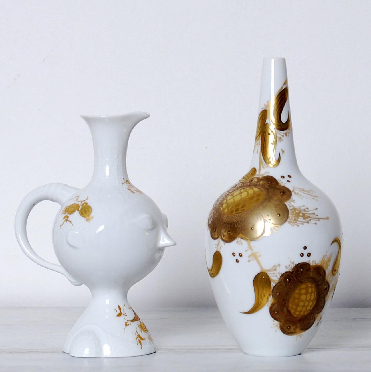 Romance-Muster, bestehend aus Kelch und Vase, von Björn Wiinblad für Rosenthal. Porzellan mit 24-karätigem Golddekor. Sehr guter Zustand.
Maße der Schale: 16 x 10 cm, Vase 18 x 8 cm.
 