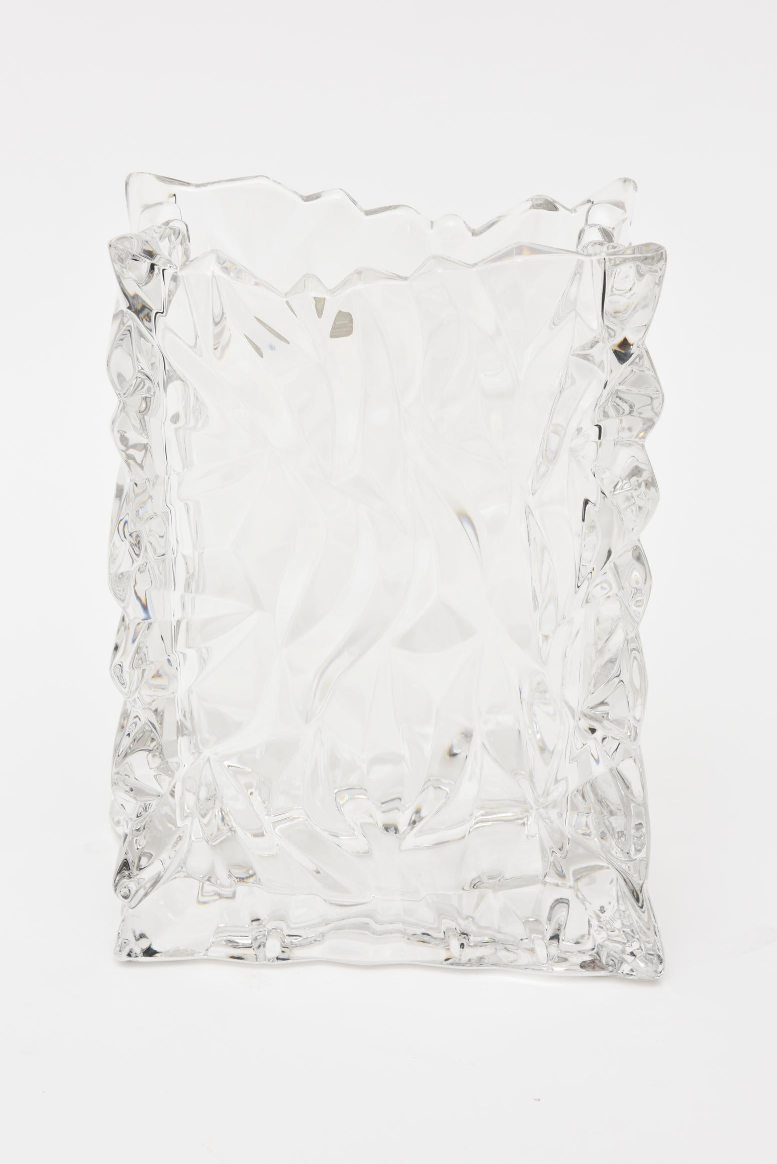 Ce vase texturé en verre de cristal au plomb est un produit de Rosenthal provenant de Studio Line Germany. Il s'agit de la forme sac en papier en cristal. Les jeux de lumière des formes de la surface sont magnifiques. Il est vintage, texturé et