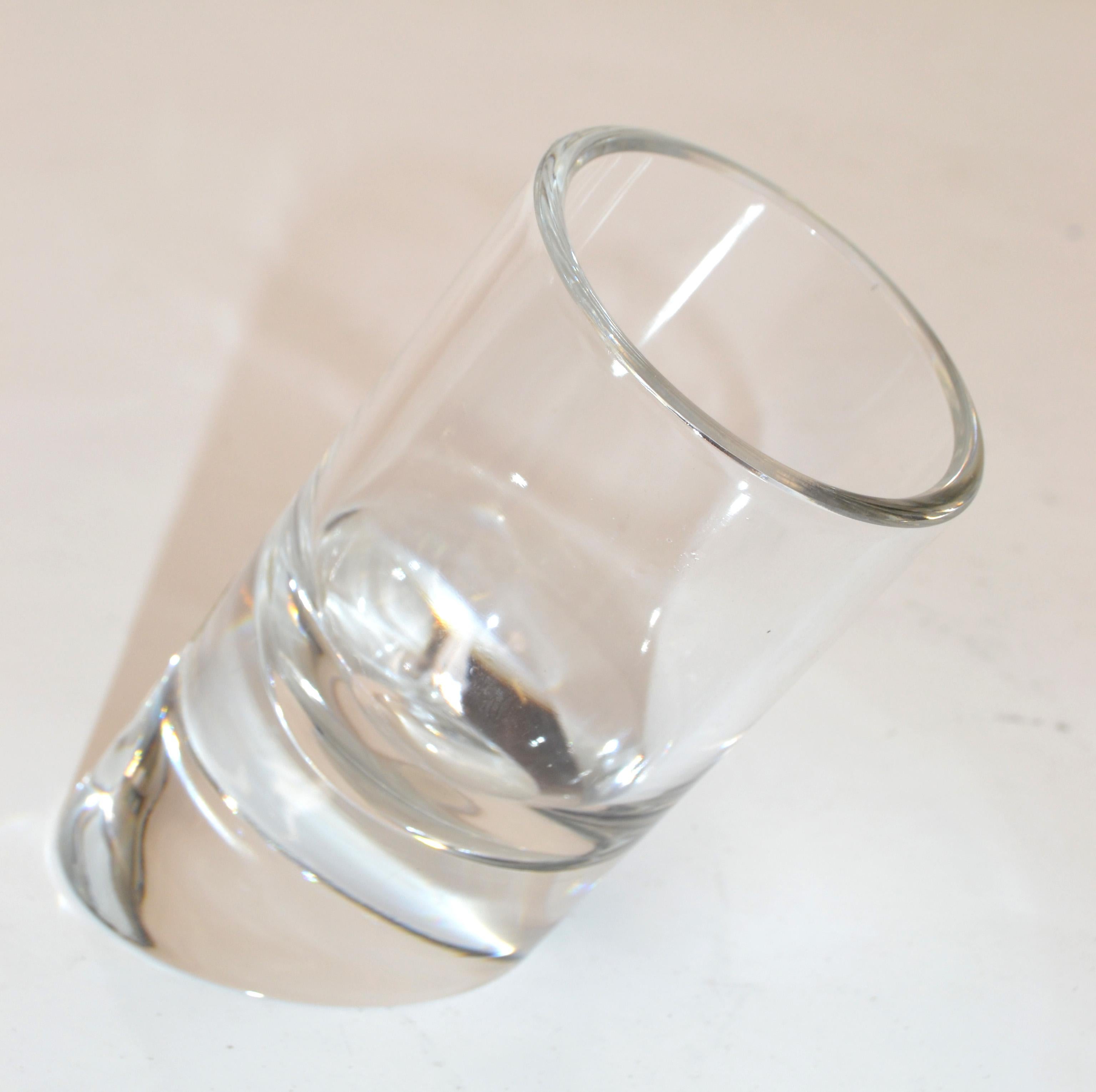Auffällige original Rosenthal Space Age Bleikristall-Zylindervase, Gefäß mit schrägem Boden, made in Germany. 
Er sieht auf einer schwarzen Kredenz, einem Flurtisch oder einem Schreibtisch fantastisch aus.
Gezeichnet mit Goldfolie Label Rosenthal
