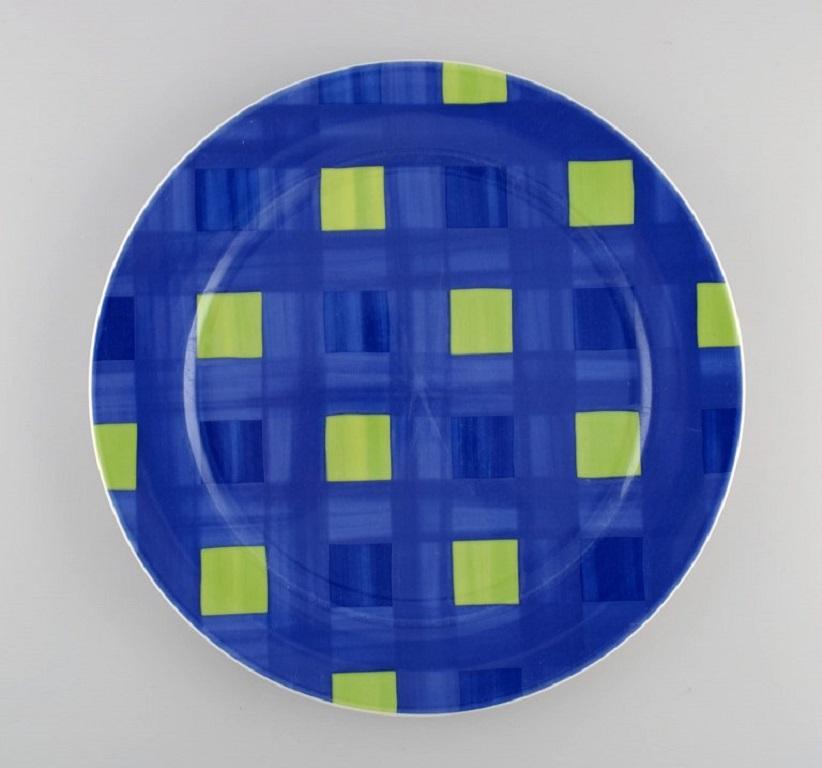 Rosenthal Designers Guild. Sammlung Obstgarten. Große Abdeckplatte aus Porzellan. 
Grüne Quadrate auf blauem Hintergrund. Ende des 20. Jahrhunderts.
Durchmesser: 31,5 cm.
In ausgezeichnetem Zustand.
Gestempelt.