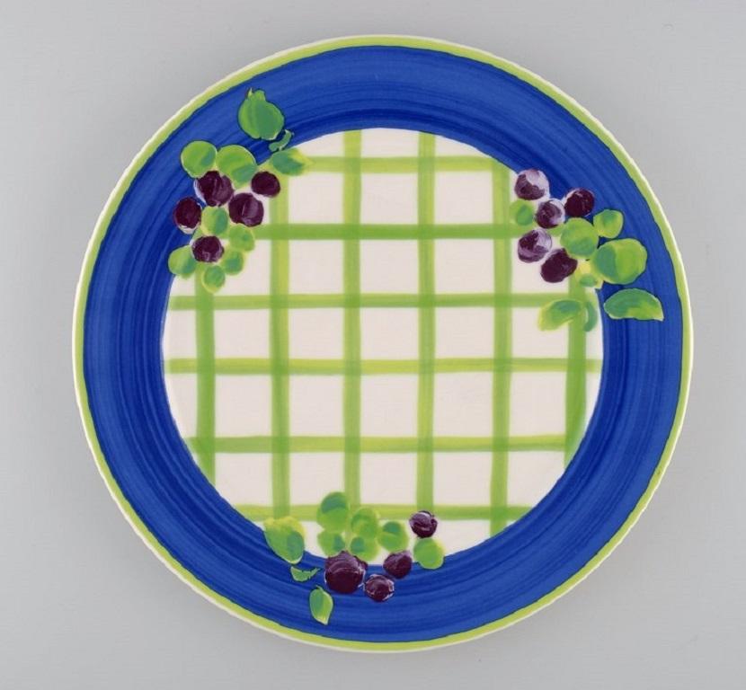 Rosenthal Designers Guild. Orchard Collection. Two large porcelain cover plates. Square design, blue border and grapes. Late 20th century.
Measures: Diameter: 31.5 cm.
In excellent condition.
Stamped.