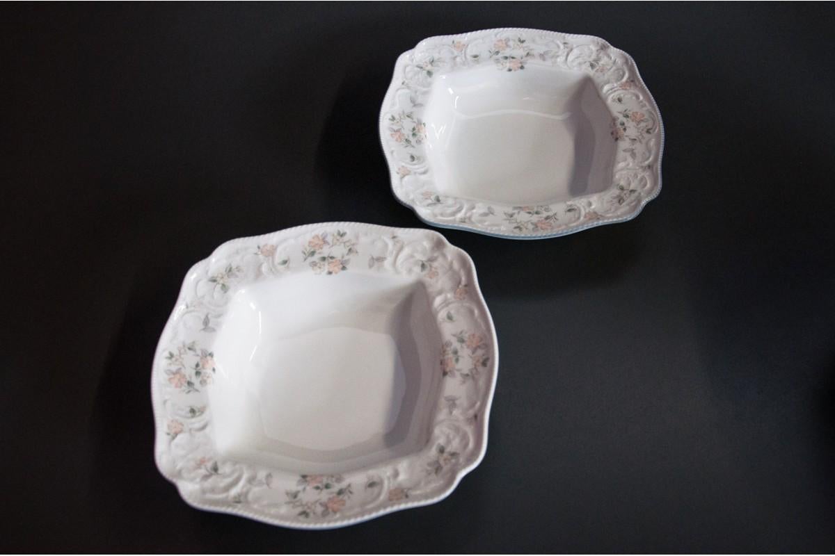 Set of:
- 12 plates
-12 soup plates
- 2 bowls
- 9 smaller plates
- Long platter
- Sauceboat
- Milk pot
- Sugar bowl
- 8 cups
- 9 saucers.