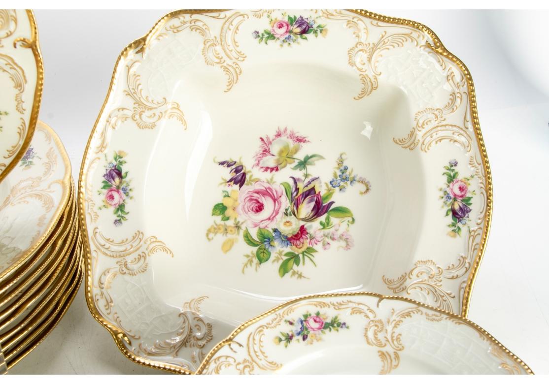 Rosenthal Tafelservice mit floralem Zentrum, mit Goldperlen verzierte Ränder,  geprägter Rand, Wellenschliff, goldene C-Scrolls-Verzierungen und Verzierungen.
In diesem Dienst enthalten:
(10) Essteller, 10