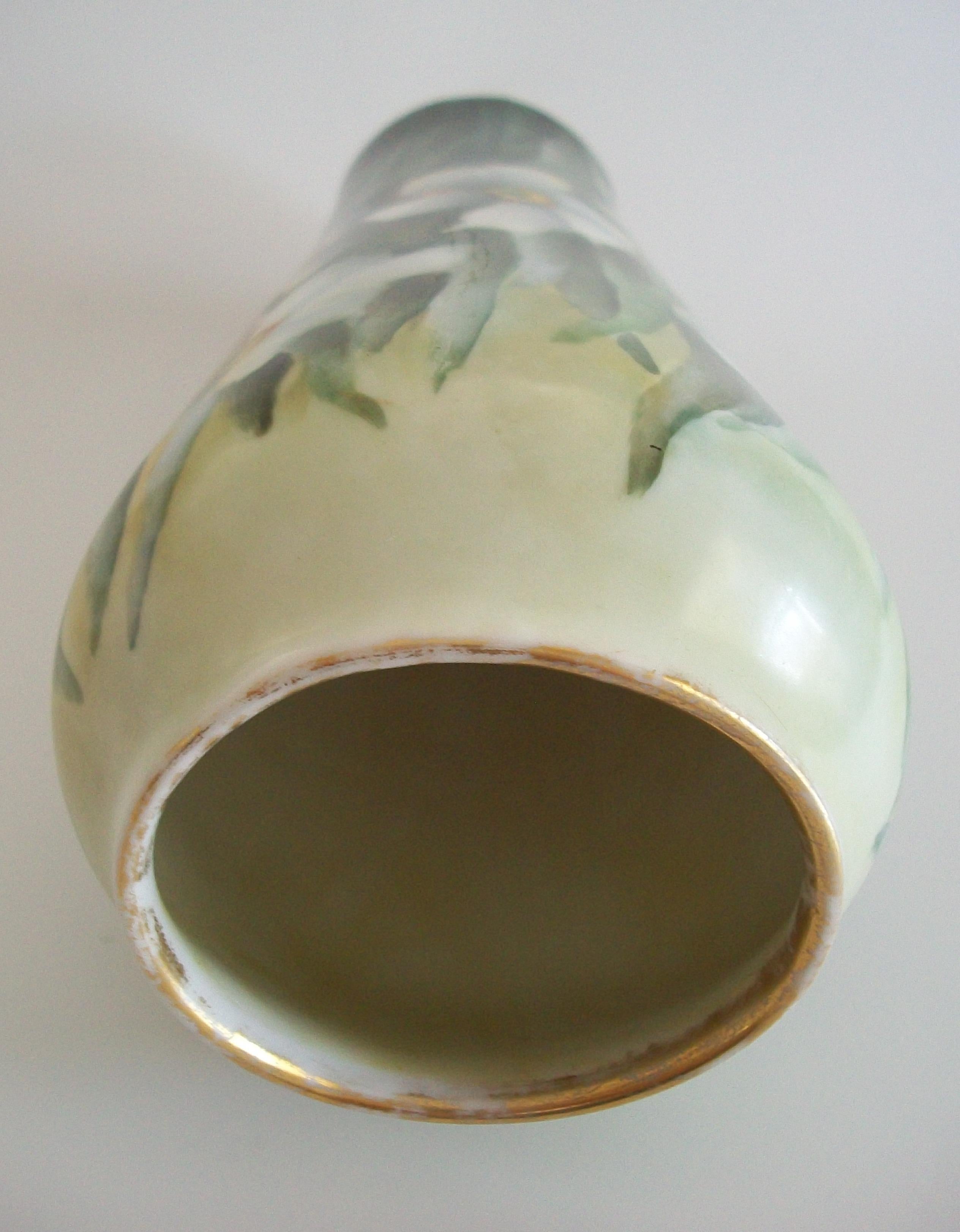 ROSENTHAL - Early Antique Porcelain Vase with Daffodils - Germany - Circa 1900 For Sale 4