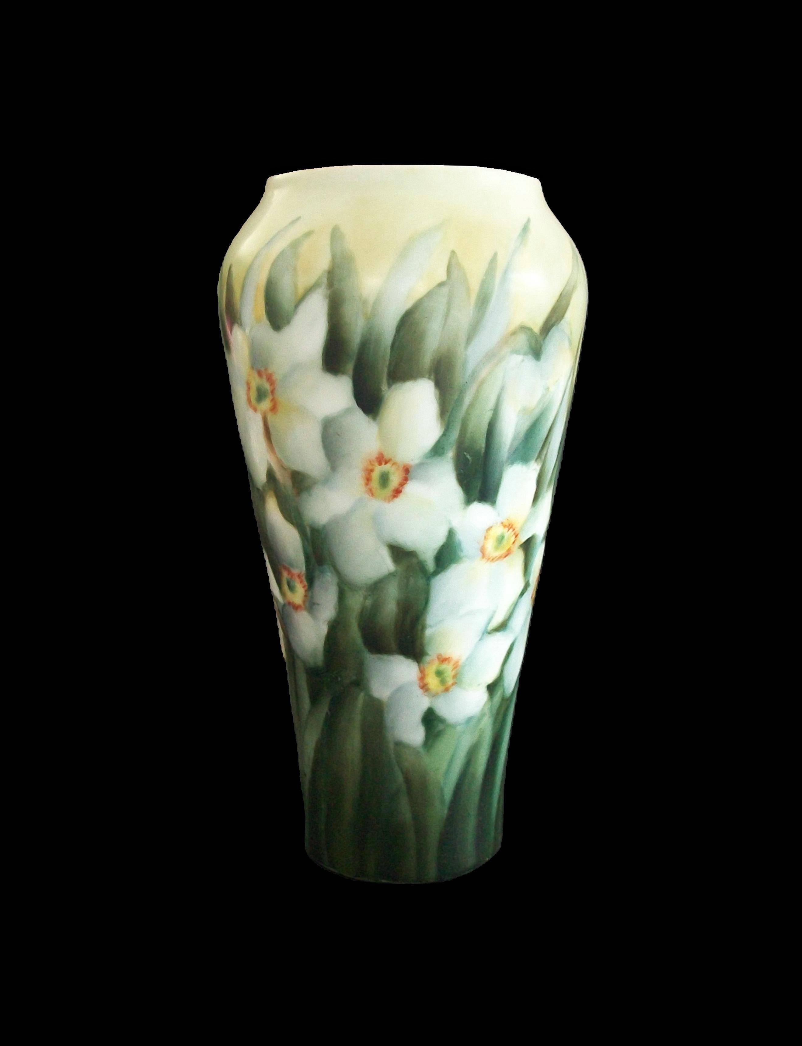ROSENTHAL - Early Antique Porcelain Vase with Daffodils - Germany - Circa 1900 For Sale 7