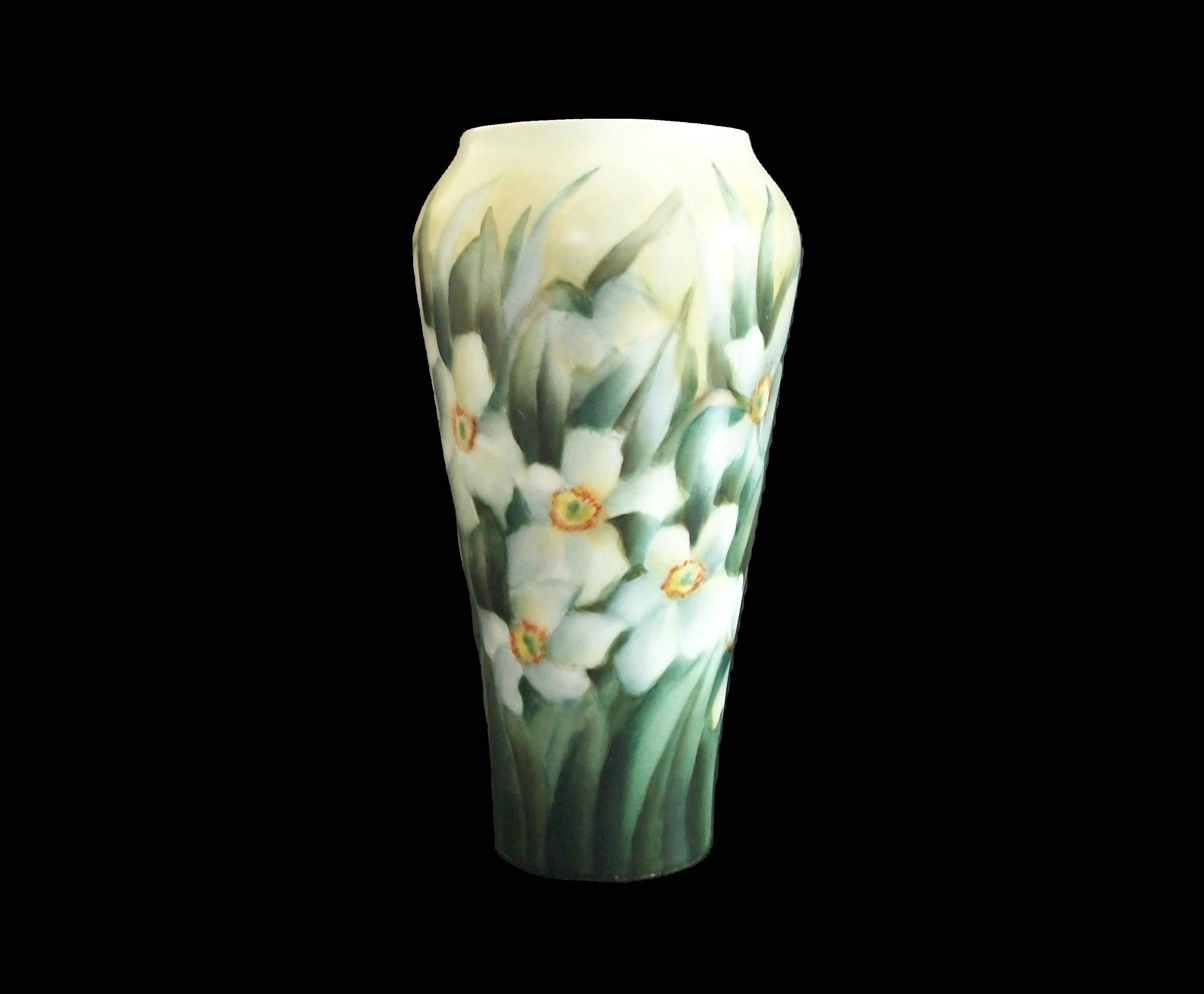 ROSENTHAL - Early Antique Porcelain Vase with Daffodils - Germany - Circa 1900 For Sale 9