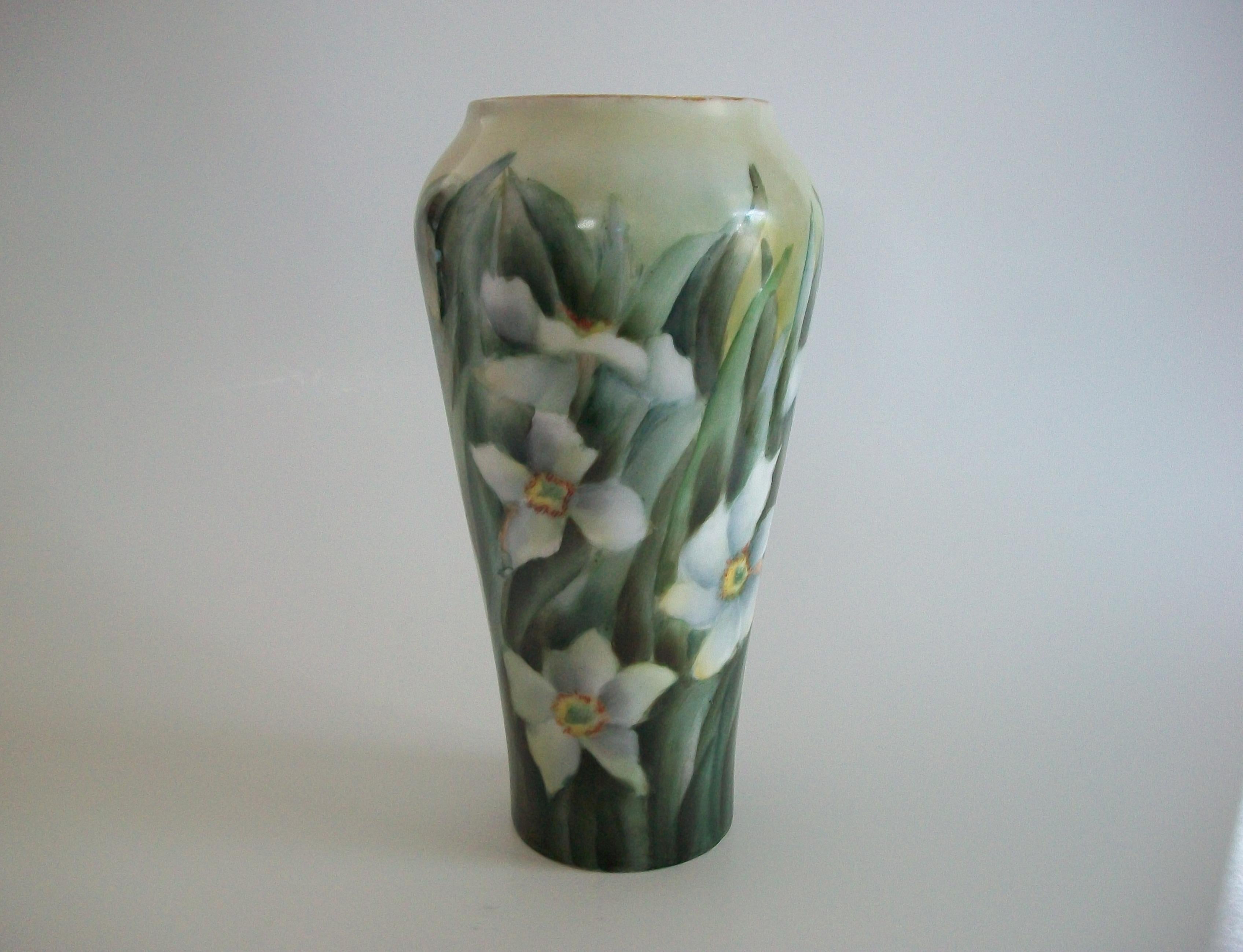 ROSENTHAL - Early Antique Porcelain Vase with Daffodils - Germany - Circa 1900 In Good Condition For Sale In Chatham, ON