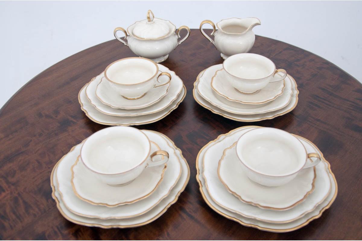 Porcelain set signed Rosethal Elfenbein Kronach Germany Victoria

Set without a jug

It consists of four cups with saucers, 8 plates, a sugar bowl and a milk jug

One plate with a crack as shown in the photo.
