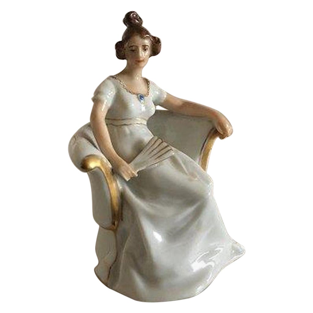 Rosenthal-Figur einer eleganten Dame in Sessel im Angebot
