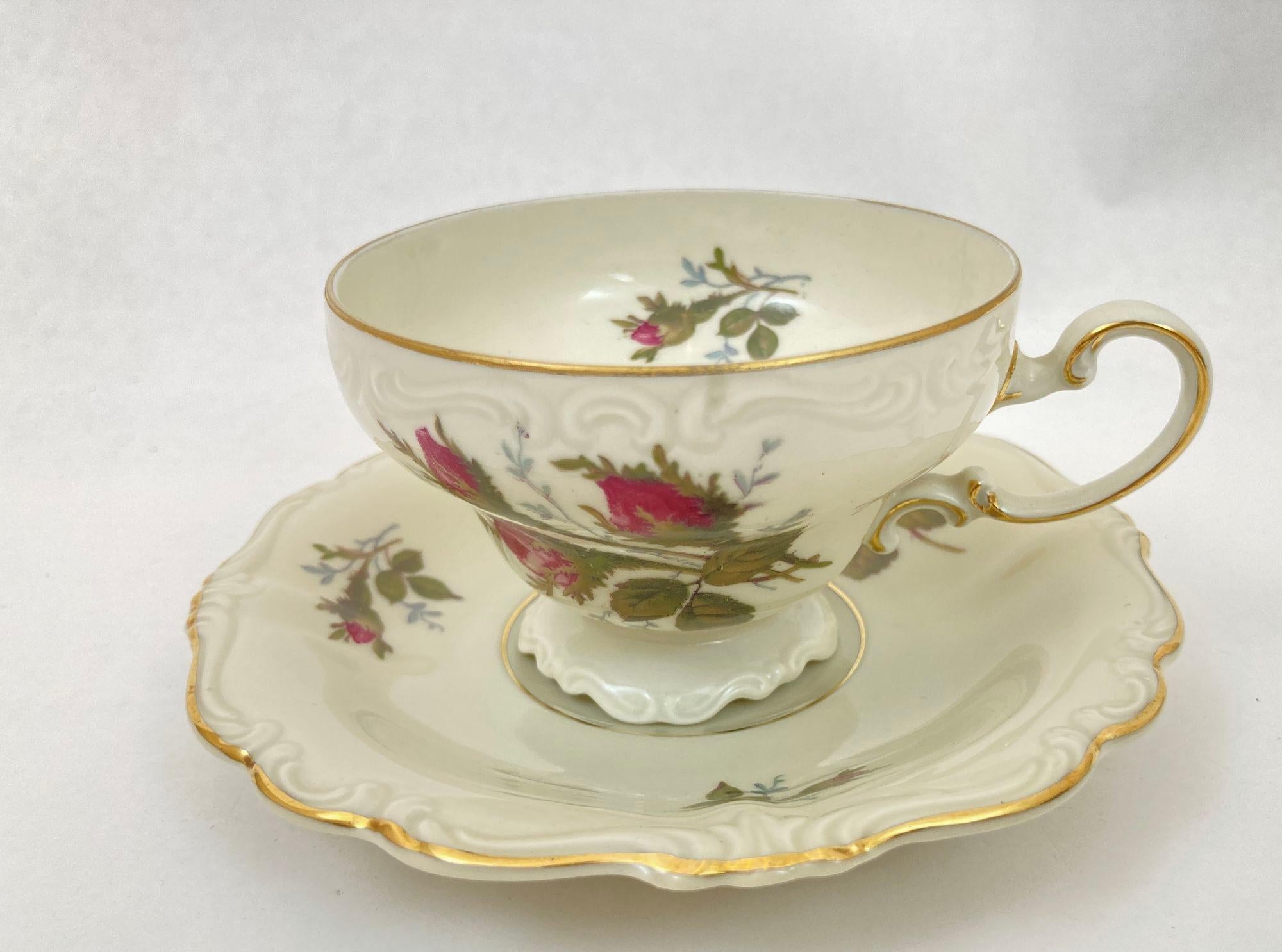 Juego de taza y plato de porcelana Rosenthal Rosa musgo Pompadour.Rosenthal - China Continental en el encantador patrón Rosa musgo Pompadour sobre fondo marfil con flores descentradas. Hecho a mano en Alemania.Vintage Rosenthal China Moss Rose