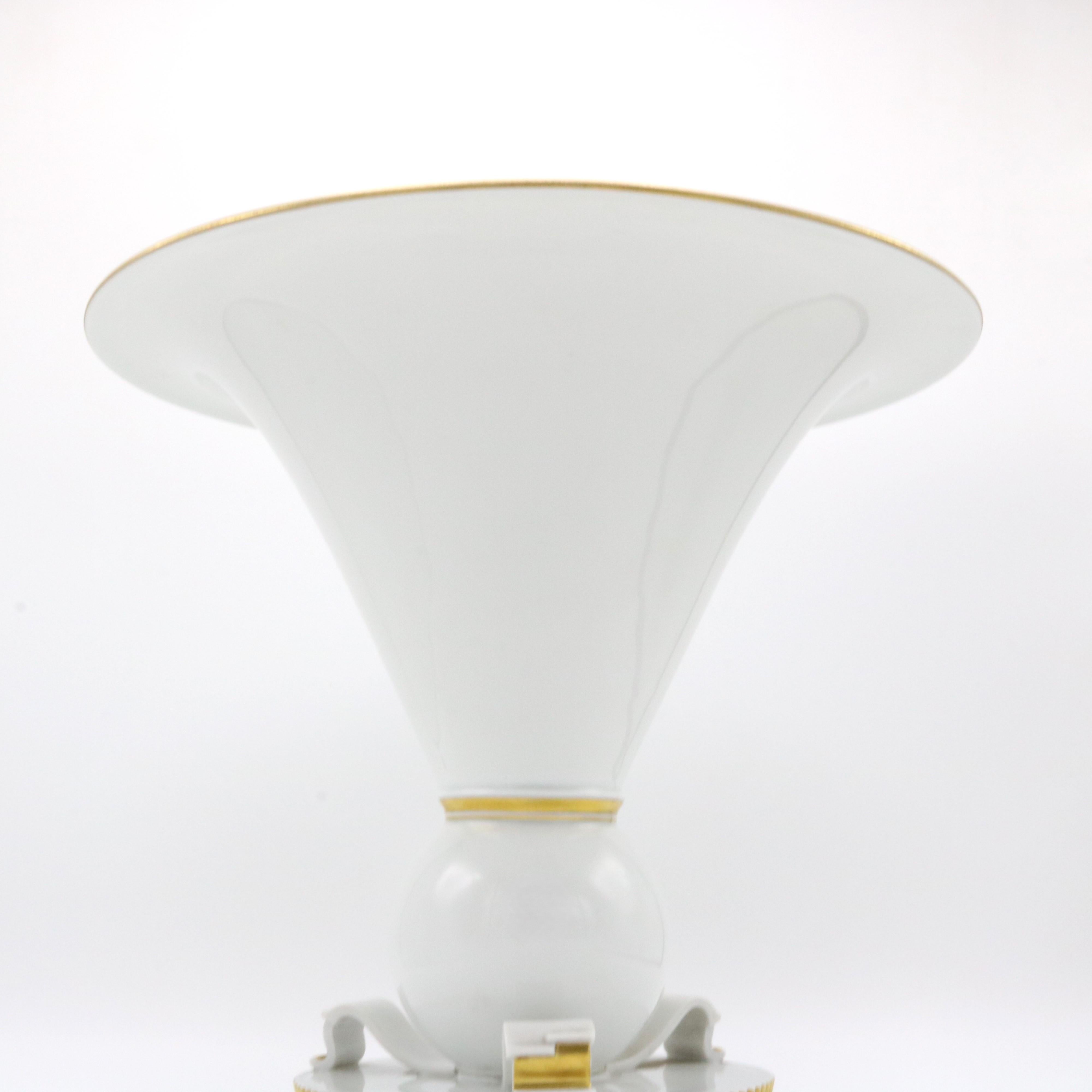 Vase à pied en porcelaine de Rosenthal Excellent état - En vente à New York, NY