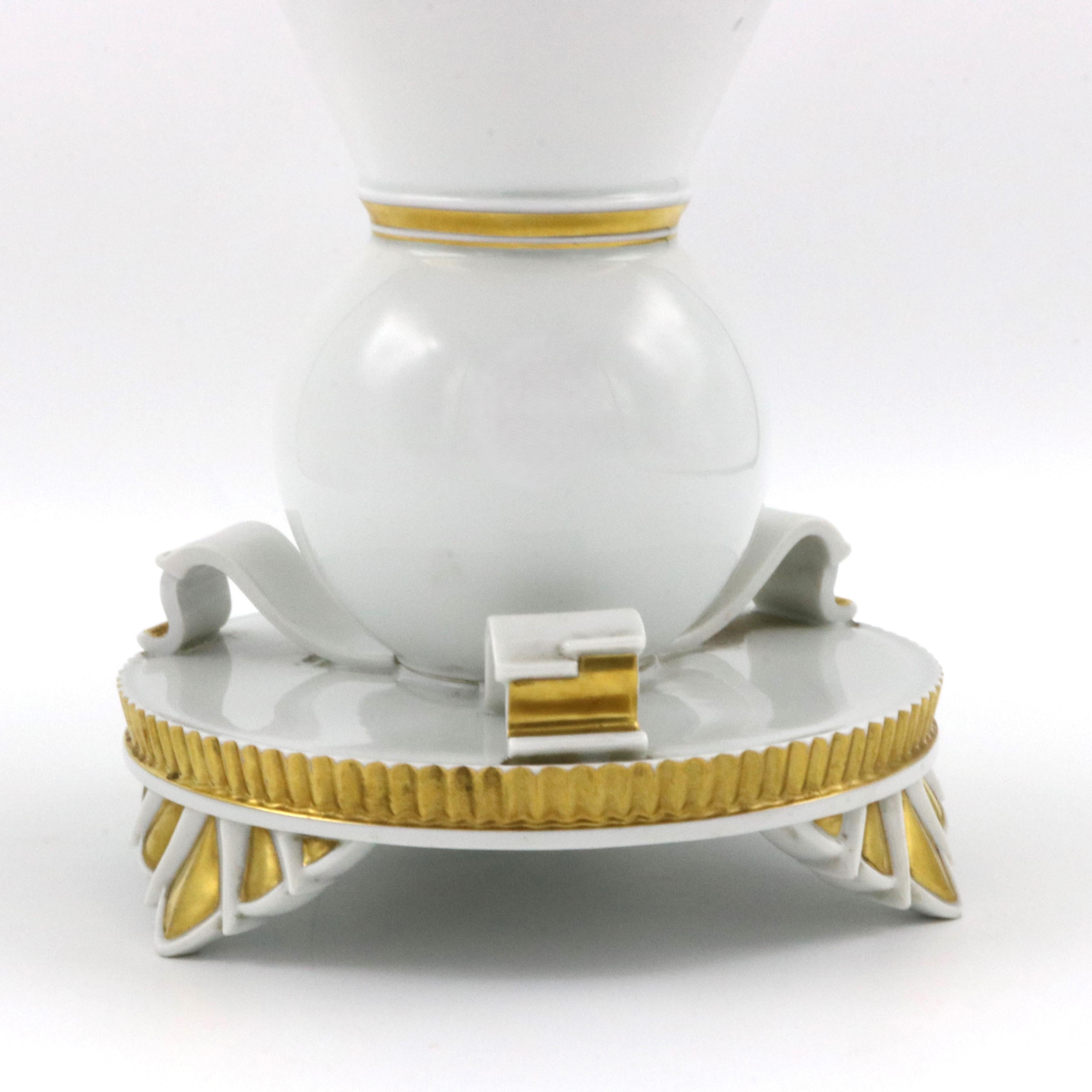 Milieu du XXe siècle Vase à pied en porcelaine de Rosenthal en vente