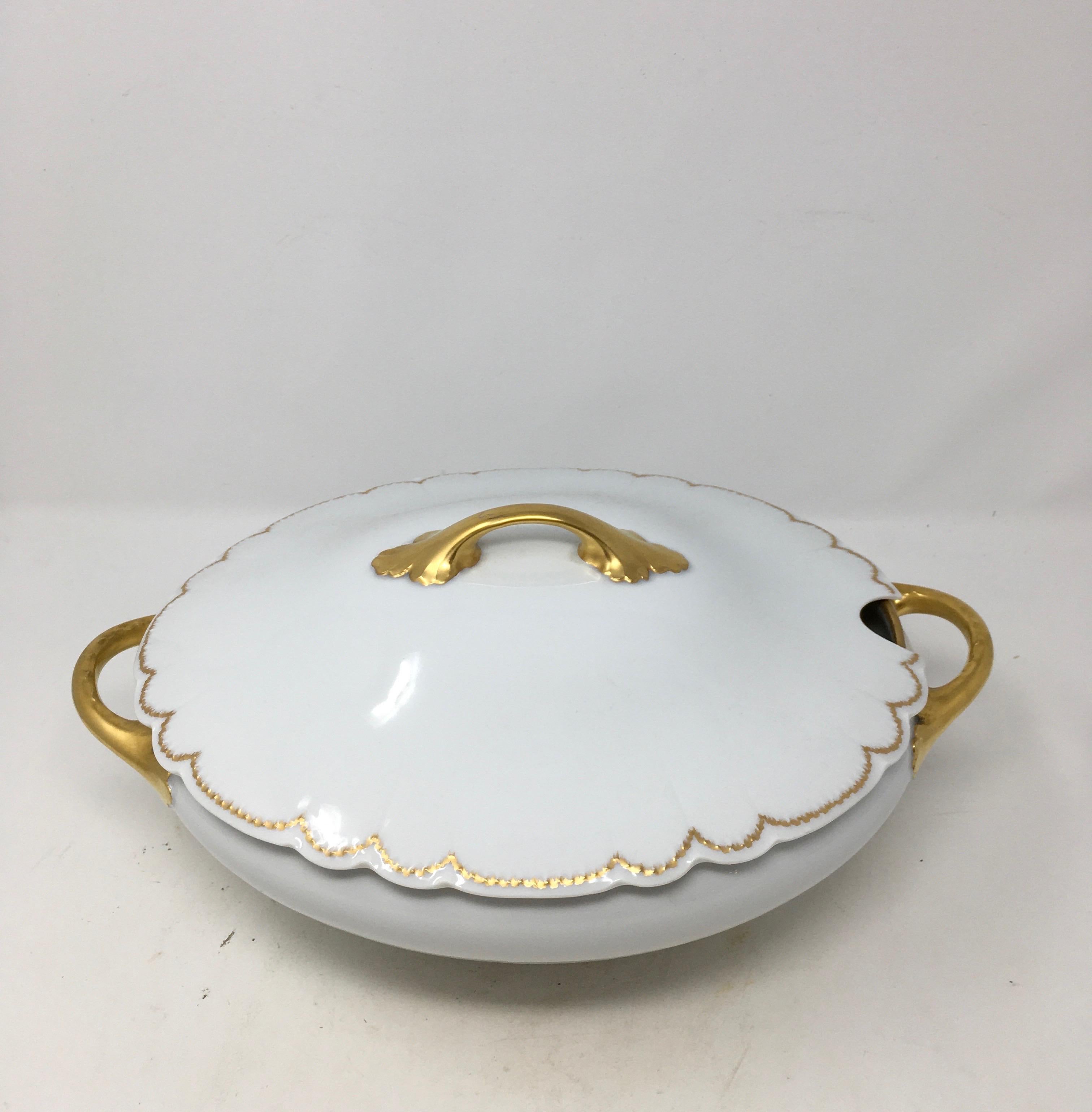 This is a lovely footed soup tureen and lid with a gold scalloped edge. The piece is marked on the bottom with the Rosenthal hallmark, Malmaison, Bavaria. A lovely piece for your entertaining needs.

This piece weighs 5 lb.