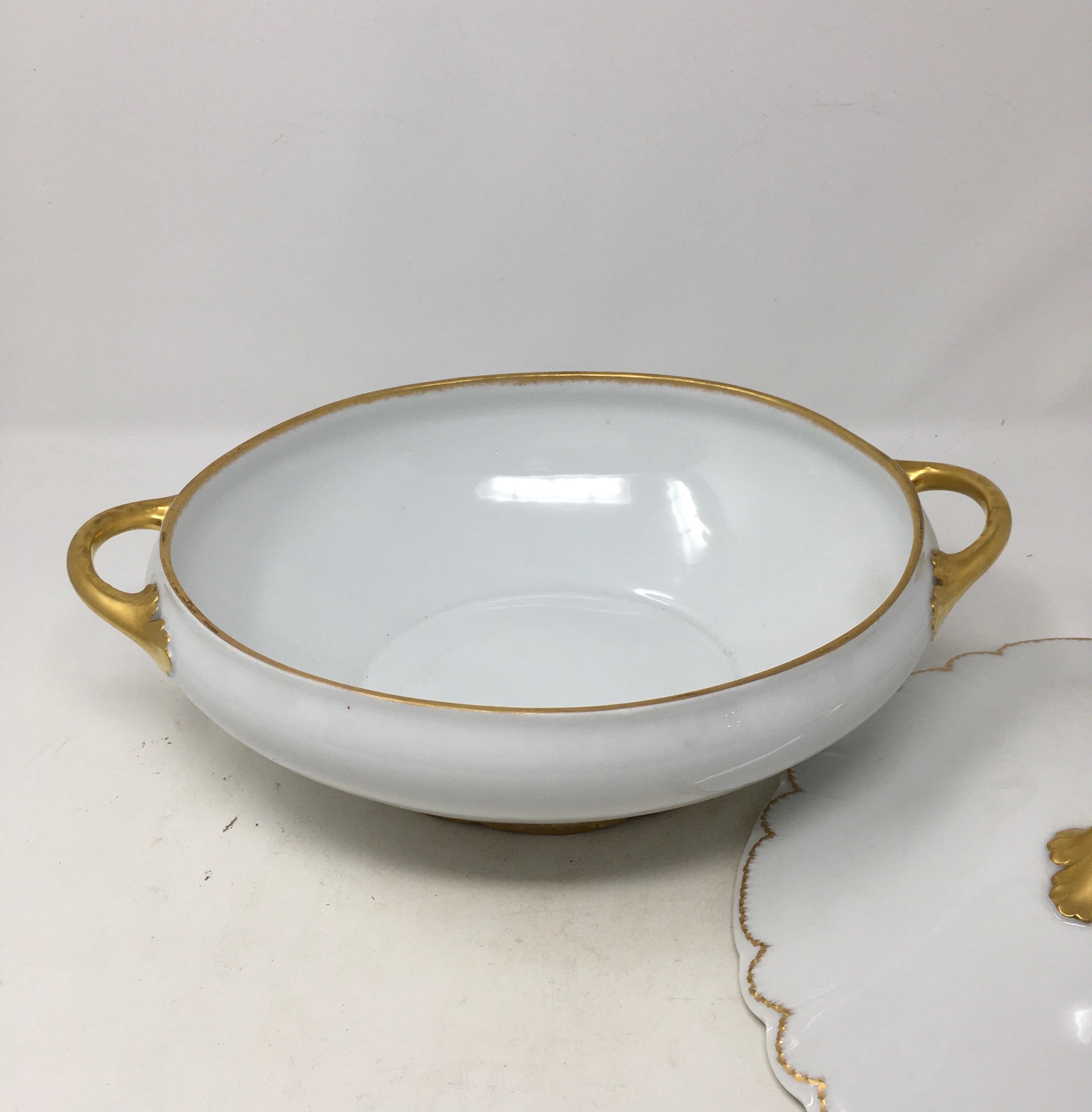 soup tureen with lid