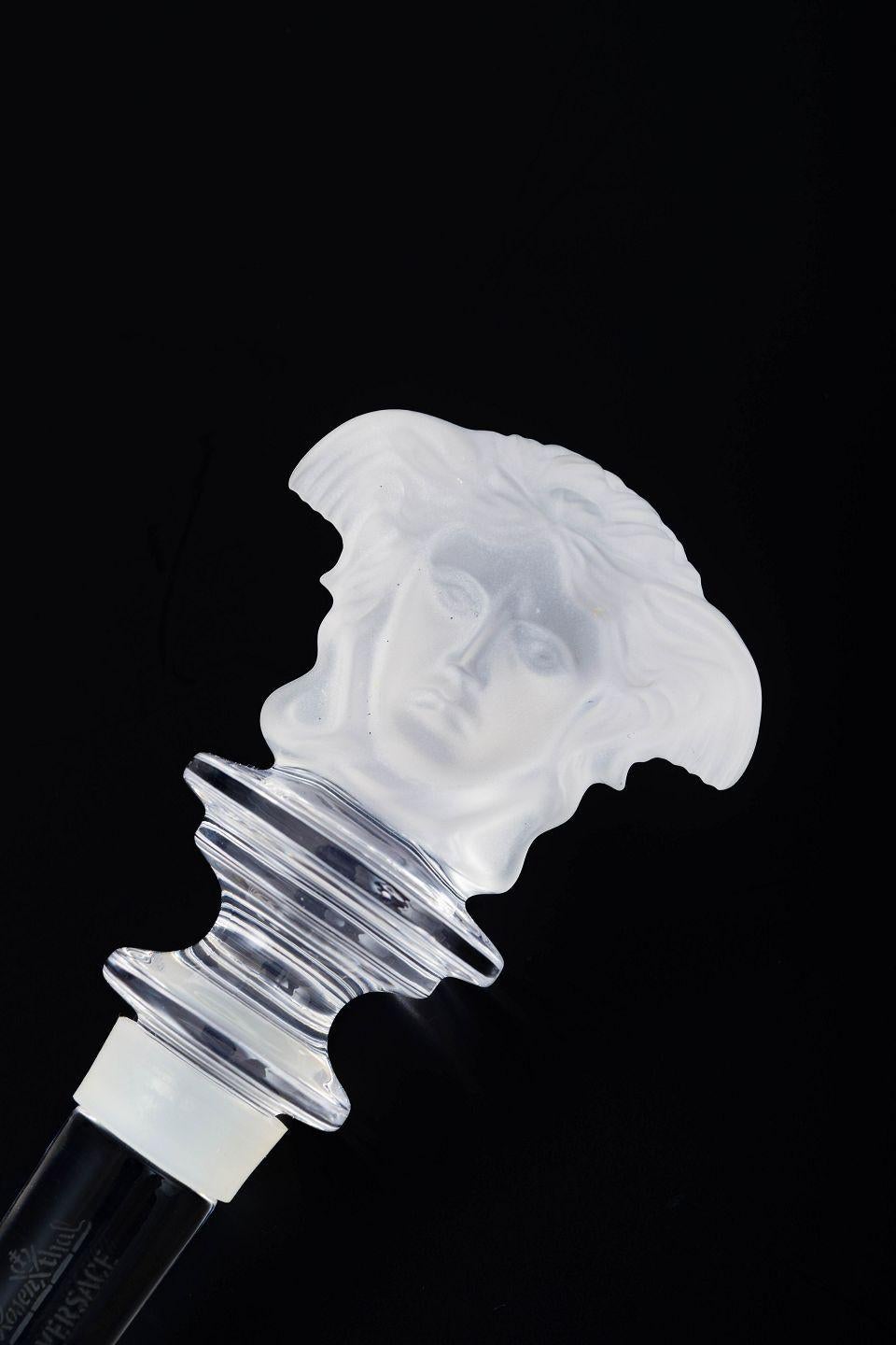 Rosenthal pour Versace.
Un bouchon en cristal produit par Rosenthal en collaboration avec Versace. 
Le bouchon est réalisé en cristal clair et givré, avec la partie supérieure en forme de tête de Méduse - un symbole récurrent dans l'univers visuel
