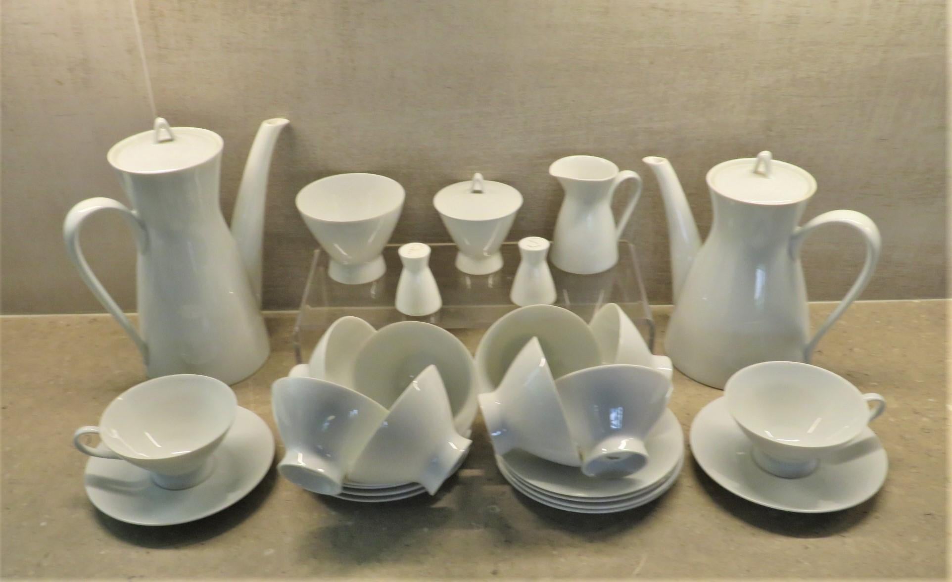 Rosenthal Form 2000 White Pattern Dinnerware - Raymond Loewy Set 70 Pcs Germany In Good Condition In Miami, FL