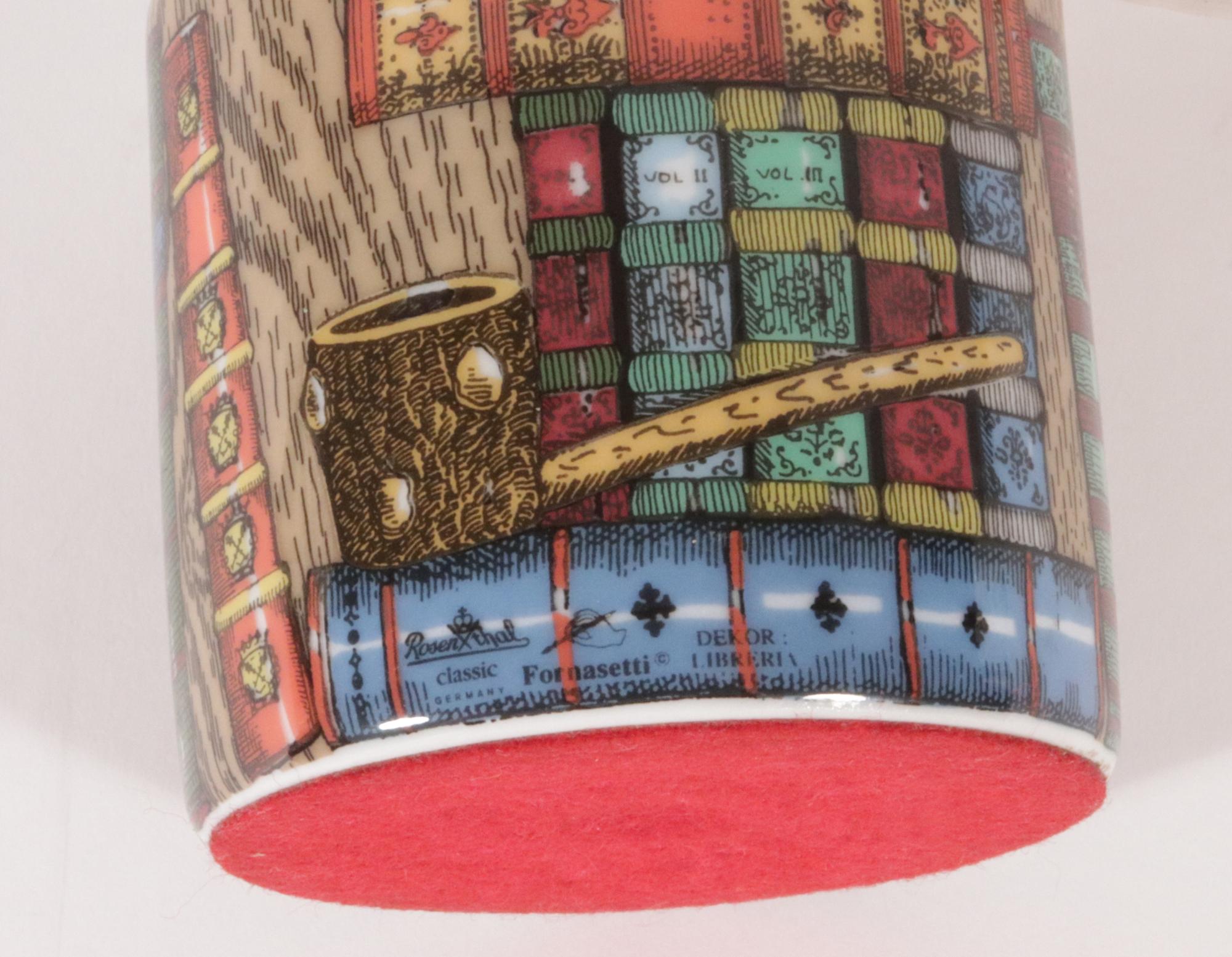 Fermacarte in porcellana Rosenthal Fornasetti, Rosenthal Classic, modello Libreria in vendita 2