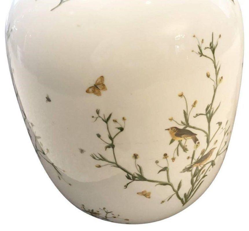 Paar antike Rosenthal Vasen. Rosenthal ist ein führender Anbieter von feinem Porzellan und Glaswaren. Dieses elegante und skulpturale Porzellanvasenpaar ist mit Singvögeln, Pflanzen und Schmetterlingen verziert. Die Herstellermarken garantieren die