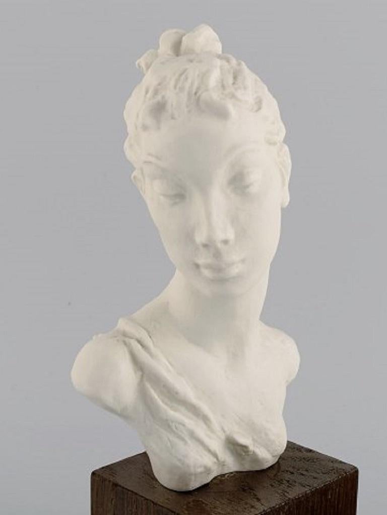 Rosenthal, Germany. Female bust in bisquit. Mid-20th century.
Measures: 27.5 x 11.5 cm.
In excellent condition.
Stamped.