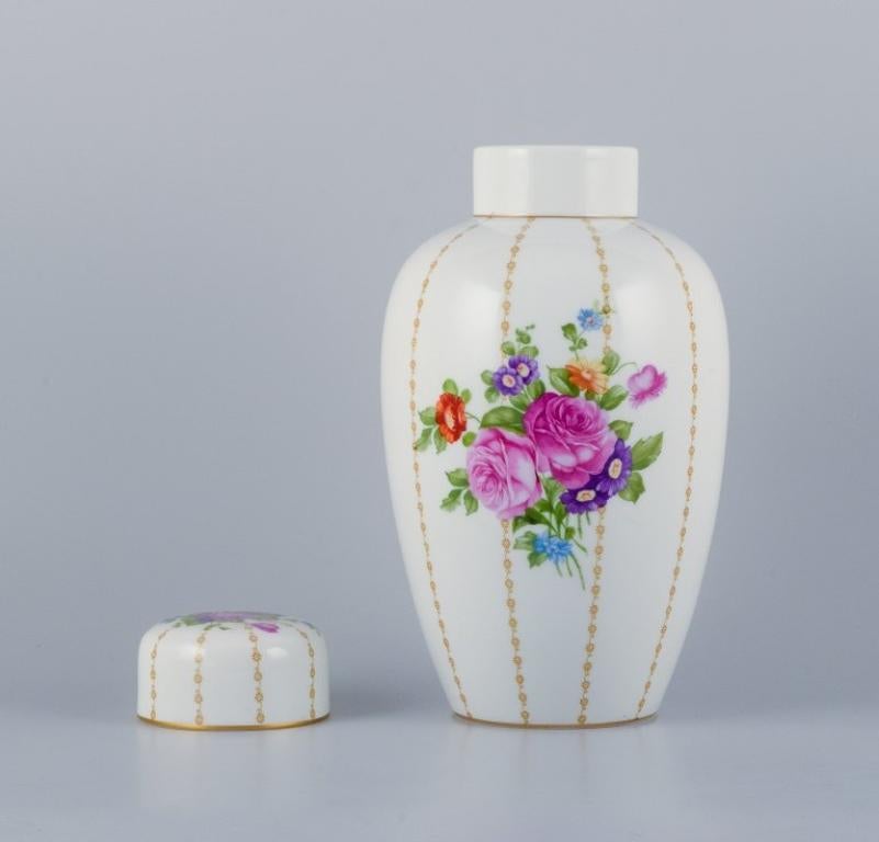 Rosenthal, Germany, large porcelain lidded jar hand-painted with flower bouquets In Excellent Condition For Sale In Copenhagen, DK