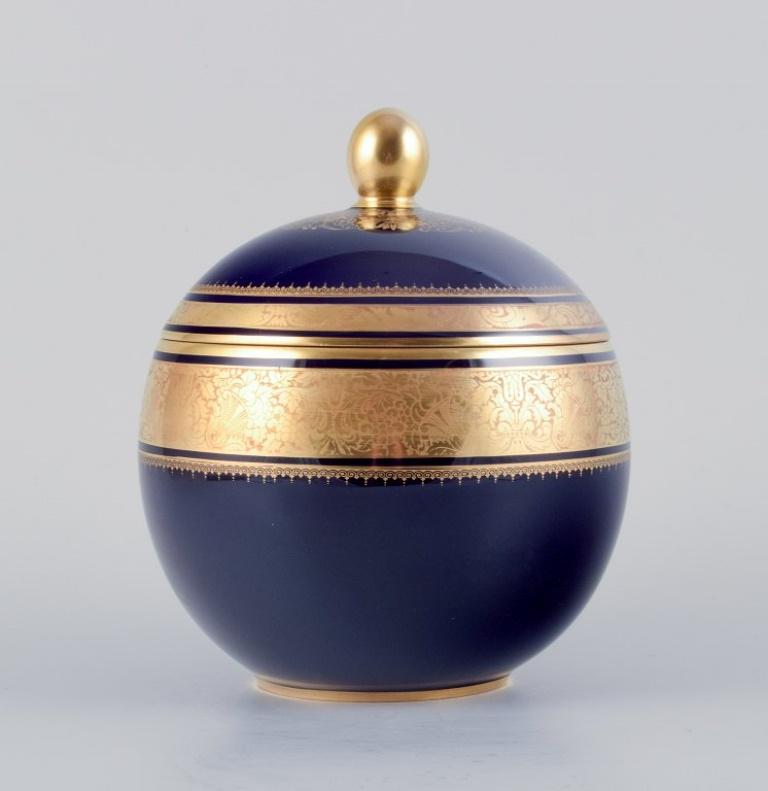 Rosenthal, Germany, lidded Art Deco bowl in porcelain decorated in royal blue and gold.
1940s.
In perfect condition.
Marked.
Dimensions: H 18.0 cm x D 15.5 cm.