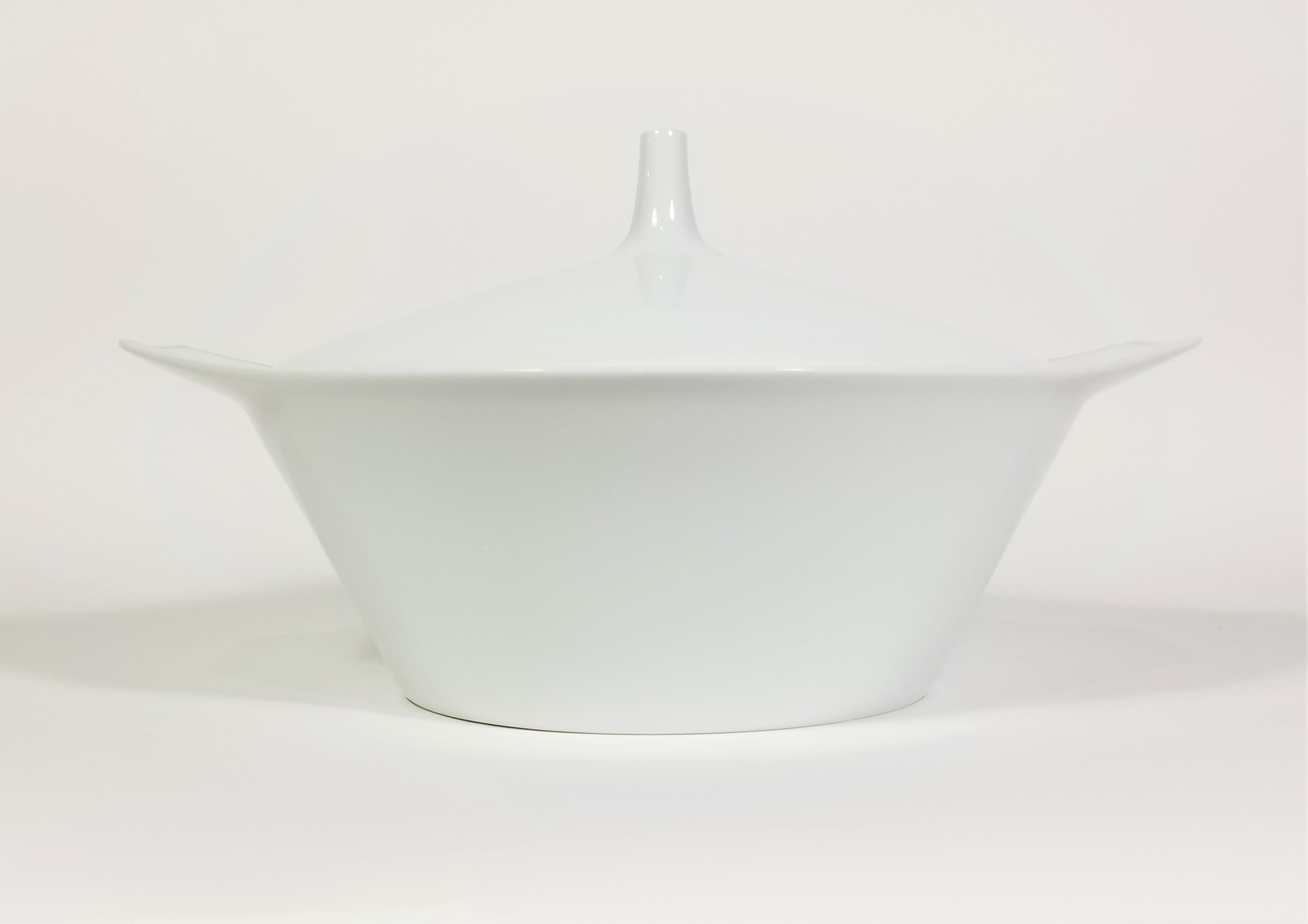 Rosenthal-Deckelschüssel aus der Mitte der 1960er Jahre. Weißes Porzellan mit Silberverzierung. 1960er Jahre Design.